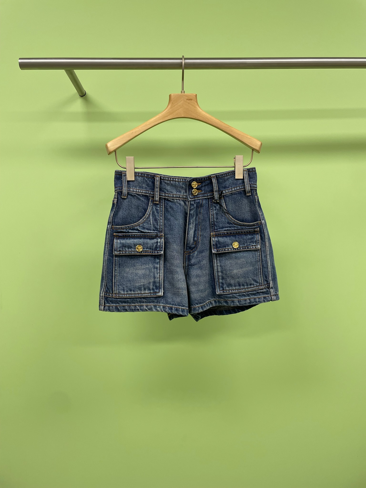 NO:436686,Celine2025 summer new blue retro high-waist workwear style denim shorts, this retro jean shorts is simply slimming ceiling, blue high-end and versatile, A-line style with a high waist, symmetrical flip pocket design, and has a styling and styling. This three-dimensional pocket denim workwear shorts, old washing water high waist, is really perfect for you. It is not only high-end, denim, slim, American, and retro, but also meets all your fantasies about pants. Whether you are a girl with thick thighs or a fashion expert who wants to match colorful pants under a black leather jacket, this shorts can be perfectly controlled. Get it now and make your outfit full of retro American style. SML, celine, shorts, leather jacket, alexander wang19860909Celine2025夏季新款蓝色复古高腰工装风牛仔短裤,这件复古感牛仔短裤简直是显瘦天花板,蓝色高级又百搭,A字版型加高腰,对称翻盖口袋设计感满满,有造型有版型,这款立体口袋牛仔工装短裤,做旧洗水高腰真的超级适合你,它不仅高级、牛仔、显瘦、美式、复古,还能满足你对于裤子的所有幻想,无论你是大腿粗的女生,还是想要在黑色皮衣下搭配出彩裤装的时尚达人,这款短裤都能完美驾驭,赶紧入手,让你的穿搭充满复古美式风情吧. 码数SML,,celine,shorts,leather jacket,alexander wang,Women's clothing