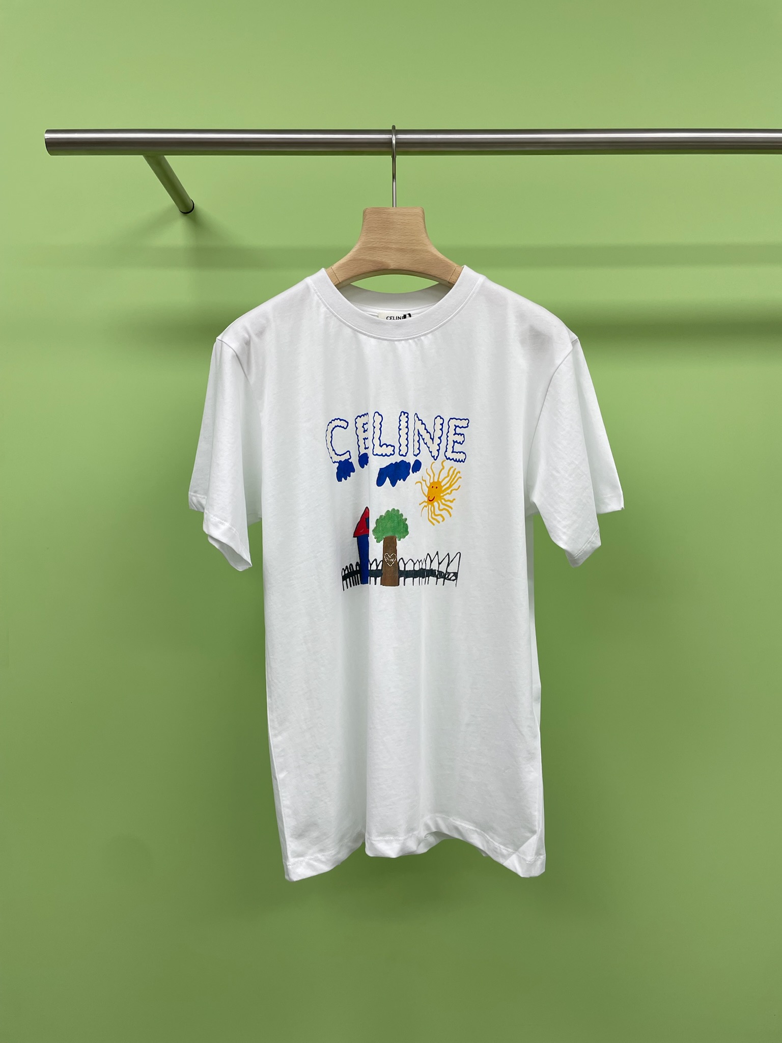 NO:438762,Celine 2025 Spring and Summer New Cartoon Graffiti Short-sleeved T-shirt, putting Love Home Graffiti on your body, family members must come to plant grass for you, as soon as they are on my body, I was firmly grasped by its unique charm. The cartoon graffiti prints on the clothes are matched with letter patterns, bright colors and bold strokes, full of artistic sense, as if they are wearing the comfortable graffiti culture of the family, every detail is showing off their unique personality. When you wear it, you are the most beautiful boy on the street, and the fabric is also amazing  , soft and skin-friendly, without any discomfort when wearing it close to the body. It is breathable in summer and will not sweat. Even if you walk wildly in the scorching sun, you can still stay refreshed and comfortable. Whether it is a casual daily look with jeans or a cool and stylish look with work pants, it is perfectly adaptable and easy to grasp various styles. If you are also tired of the same basic short-sleeved style, then you must try this short-sleeved love for your loved ones and family theme, which will definitely bring new surprises to your summer outfit.  SML, celine, jeans, T-shirt,tees, t-shirt,alexander wang19860909Celine2025春夏新款卡通涂鸦短袖T恤,把爱家涂鸦穿在身上,家人们必须来给你们种草一波,一上身,我就被它独特的魅力狠狠拿捏住了,衣服上的卡通涂鸦印花搭配字母图案,色彩鲜艳、笔触大胆,满满的都是艺术感,好像直接把家庭安逸的涂鸦文化穿在了身上,每一处细节都在张扬着与众不同的个性,穿上它,你就是街头最靓的仔,面料也超赞,柔软亲肤,贴身穿没有一点不适感,夏天穿透气性绝佳,不会闷汗,即使在炎炎烈日下暴走,也能保持清爽自在,不管是搭配牛仔裤打造随性的日常出街look,还是配上工装裤营造酷飒的潮流感,它都完美适配,轻松拿捏各种风格,如果你也厌倦了千篇一律的基础款短袖,那就一定要试试这件爱亲人爱家庭主题短袖,绝对能给你的夏日穿搭带来全新惊喜. 码数SML,,celine,jeans,T-shirt,tees，t-shirt,alexander wang,Women's clothing