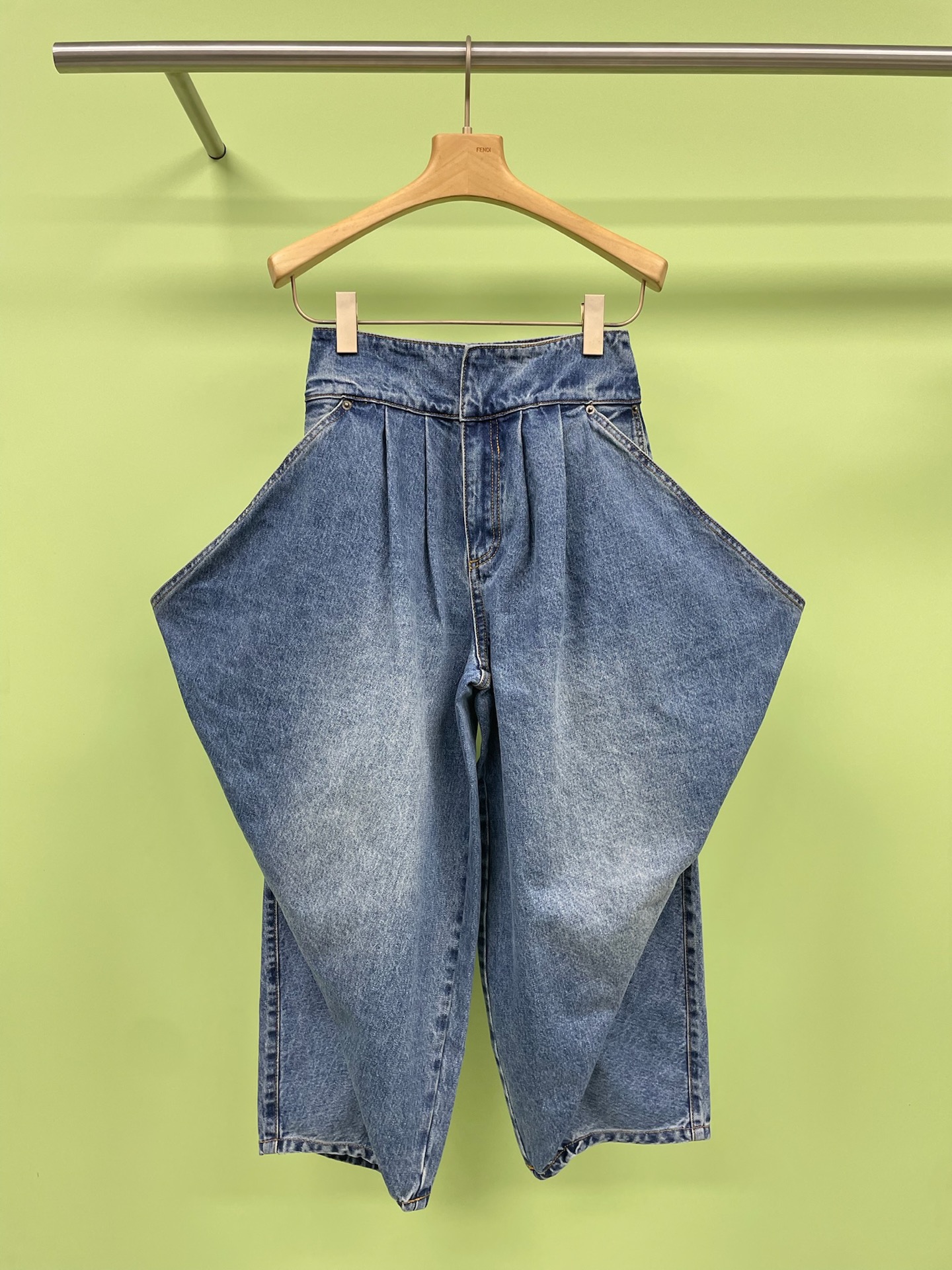 NO:438778,Loewe 25 early autumn Luo Yiwei's farewell work bat three-dimensional tailoring jeans. This American retro personalized design is too amazing. The trouser style is the super popular bat style this year, but it has a more design sense than ordinary wide-leg pants. The trouser legs are cut with a slightly closed scimitar, and the walk comes with a flowing feeling. The deconstructed design of the super long legs makes the whole pants full of artistic sense. The details control will really be loved. The fabric is made of heavy denim, the texture is super good and not too hard, and it is very comfortable to wear. The washing and old process is just right, and the retro feel is full but not dirty. I like the design of its waist the most. The high-waisted style makes it look slim and tall, and it is perfect with white short sleeves. SML,,loewe,loewe,jeans,T-shirt,alexander wang19860909Loewe 25早秋罗意威设计师的告别之作蝙蝠立体剪裁牛仔裤,这条美式复古个性设计也太绝了吧,裤型是今年超火的蝙蝠版型,但比普通阔腿裤更有设计感,裤腿做了微收的弯刀剪裁,走起路来自带飘逸感,超显腿长解构设计让整条裤子都充满艺术感,细节控真的会爱死,面料选用了重磅牛仔布,质感超好又不会太硬,穿起来特别舒服,水洗做旧工艺处理得刚刚好,复古感十足但不会显脏,最喜欢它腰部的设计,高腰版型显瘦又显高,搭配白色短袖简直绝配. 码数SML,,loewe,loewe,jeans,T-shirt,alexander wang,Women's clothing