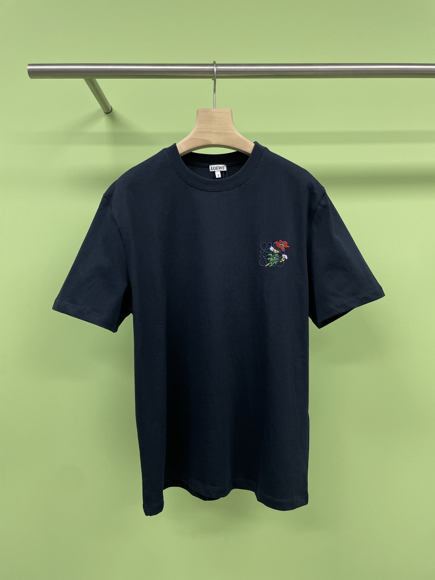 NO:439492,Loewe's new flower logo embroidery T-shirt in early autumn, Luo Yiwei's T-shirt completely fell into me. Who knows, my family, I was severely grasped by LOEWE's new hidden blue flower T, and I can't get back when I put it on. This is not an ordinary T-shirt. It is clearly a fashionable artifact that welds the 'slack feeling' on the body. The Anagram embroidered flower on the chest is so exquisite that I want to have a secret fun. It is embroidered with blended yarn, and the high-end feeling is low-key and unhidden, like wearing the little romance of spring.  Walking on the street, I have the atmosphere of 'this person is very good at wearing'. The style is absolutely unique, loose but not collapsed. I wear a little fat and hide my flesh to make you look thin. The round neck and standard length are refreshing and Korean. I change to shorts and slippers and become a slack girl in seconds. I adapt to various daily light casual scenes. The key is to praise the material, light cotton, close-fitting and soft and breathable. I don't sweat when wearing it for 38 degrees. The body feels like I am wrapped in clouds, and the comfort is directly full. This T perfectly steps into the trend, whether it is wearing jeans, city  Boy style, or sweatpants to make the feeling of lazy and relaxed, even wearing a pair of white shoes alone, you can wear it with a fashionable feeling of 'seemingly casual but actually know how good it is'. Whoever wears it knows how fragrant it is. SML, loewe, loewe, slippers, shorts, jeans, tees, t-shirt, alexander wang19860909Loewe2025初秋新款花朵logo刺绣T恤,罗意威这T恤让我彻底沦陷,谁懂啊家人们,被LOEWE这件新款藏蓝小花T狠狠拿捏了,一整个穿上就回不去的大状态,这哪是普通T恤啊,分明是把「松弛感」焊在身上的时髦神器,胸前那朵Anagram刺绣小花花精致到想偷着乐,混纺纱线绣的,低调又藏不住的高级感,像把春天的小浪漫穿身上,走在街上自带“这人很会穿”的氛围感,版型绝绝子,宽松但不垮塌,微胖穿直接藏肉显瘦,圆领加标准长度,清爽又韩系,换条短裤配拖鞋,秒变松弛大美妞,适配各种日常轻休闲场景,重点夸夸材质,轻盈棉质,贴身穿软敷敷还透气,38度天穿也不闷汗,体感像被云朵裹住,舒适度直接拉满,这件T完美踩中流行趋势,不管是搭牛仔裤走city boy风,还是配运动裤搞慵懒松弛感,甚至单穿配双小白鞋,都能穿出「看似随意实则很会」的时髦感,谁穿谁懂有多香. 码数SML,,loewe,loewe,slippers,shorts,jeans,tees，t-shirt,alexander wang,Women's clothing