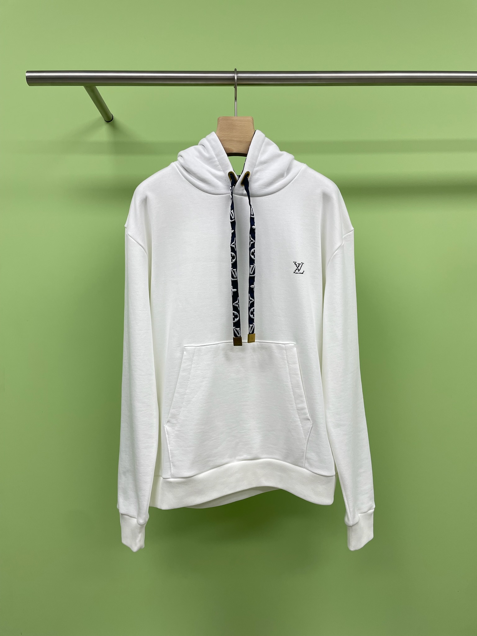 NO:439510,LV2025 sweatshirt printed pattern lanyard pure cotton long-sleeved hooded sports sweatshirt, flower rope hot diamond hooded sweatshirt is too cool, hot diamond reflects cold luster on the brim of the hat, with super high appearance, the flower rope is pulled tightly and instantly, it has a very textured texture, oversize style hides flesh and makes it look slimming, and it is particularly versatile in daily life. This sweatshirt uses high-quality cotton knitted fabric, which is comfortable and full of fashion sense. The Poirot tie design brings a unique style to the drawstring, the metal end is engraved with the LV logo, and the details are exquisite. The kangaroo pocket design is not only practical, but also makes the overall sense of three-dimensional. Combined with the ribbed cuffs and hem, it can easily improve the overall fashion and instantly break the mediocrity?  This LV hooded sweatshirt is your fashion secret weapon, come and Pick it now. SML, louis vuitton, versace, hoodie, sweatshirts, ties, hats, alexander wang19860909LV2025款卫衣印花图案挂绳纯棉长袖连帽运动卫衣,花绳烫钻连帽卫衣太酷啦,烫钻在帽檐折射冷冽光泽,颜值超高,花绳抽紧瞬间拽出飒气,非常有质感,oversize版型藏肉显瘦 日常特别百搭,这款卫衣选用高品质棉质针织面料,舒适之外还充满时尚感,波洛领带设计为抽绳带来独特风格,金属端头镌刻着LV标识,细节处尽显精致,袋鼠口袋设计不仅实用,还让整体更有立体感,配合罗纹袖口和下摆,轻松提升整体时尚度,瞬间打破平庸？这件LV连帽卫衣就是你的时尚秘密武器,赶紧来Pick吧. 码数SML,,louis vuitton,versace,hoodie,sweatshirts,ties,hats,alexander wang,Women's clothing