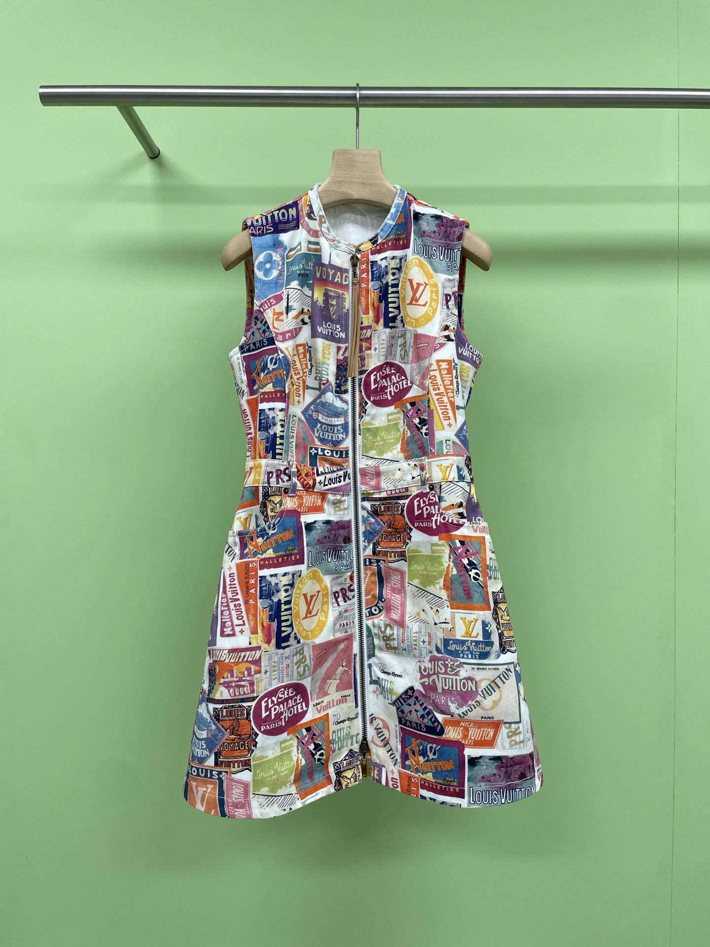 NO:439529,LV2025 new travel badge sticker zipper denim dress, who can refuse denim dress!  Retro and white, today I was hit hard by this badge denim skirt. The whole body is old and slim and mini style really outlines the figure curve, the zipper-style splicing design on the chest, the patch pocket decoration is fashionable and retro and fashionable, the visually visible waist curve, which looks white and the figure. The huge and beautiful retro millennial hot girl look, the wash water color is old and looks very good, the waist-closing style is super outstanding, the upper body shows waist-hip ratio, the ultra-thin denim fabric, the spring and summer outfit is stress-free. SML,,louis vuitton, skirts,alexander wang19860909LV2025新款旅行徽章贴饰拉链牛仔连衣裙,谁能拒绝牛仔连衣裙！复古又显白,今天被这条徽章牛仔裙狠狠戳中,全身做旧修身迷你版型真的超级勾勒出身材曲线,胸前拉链式拼接设计 ,补丁口袋装饰时髦复古又时尚,视觉上清晰可见的腰身曲线,显白同时又显身材,巨好看的复古千禧辣妹look,洗水颜色做旧的很好看,收腰版型做的超绝,上身巨显腰臀比,超薄的牛仔面料,春夏穿搭无压力. 码数SML,,louis vuitton,skirts,alexander wang,Women's clothing