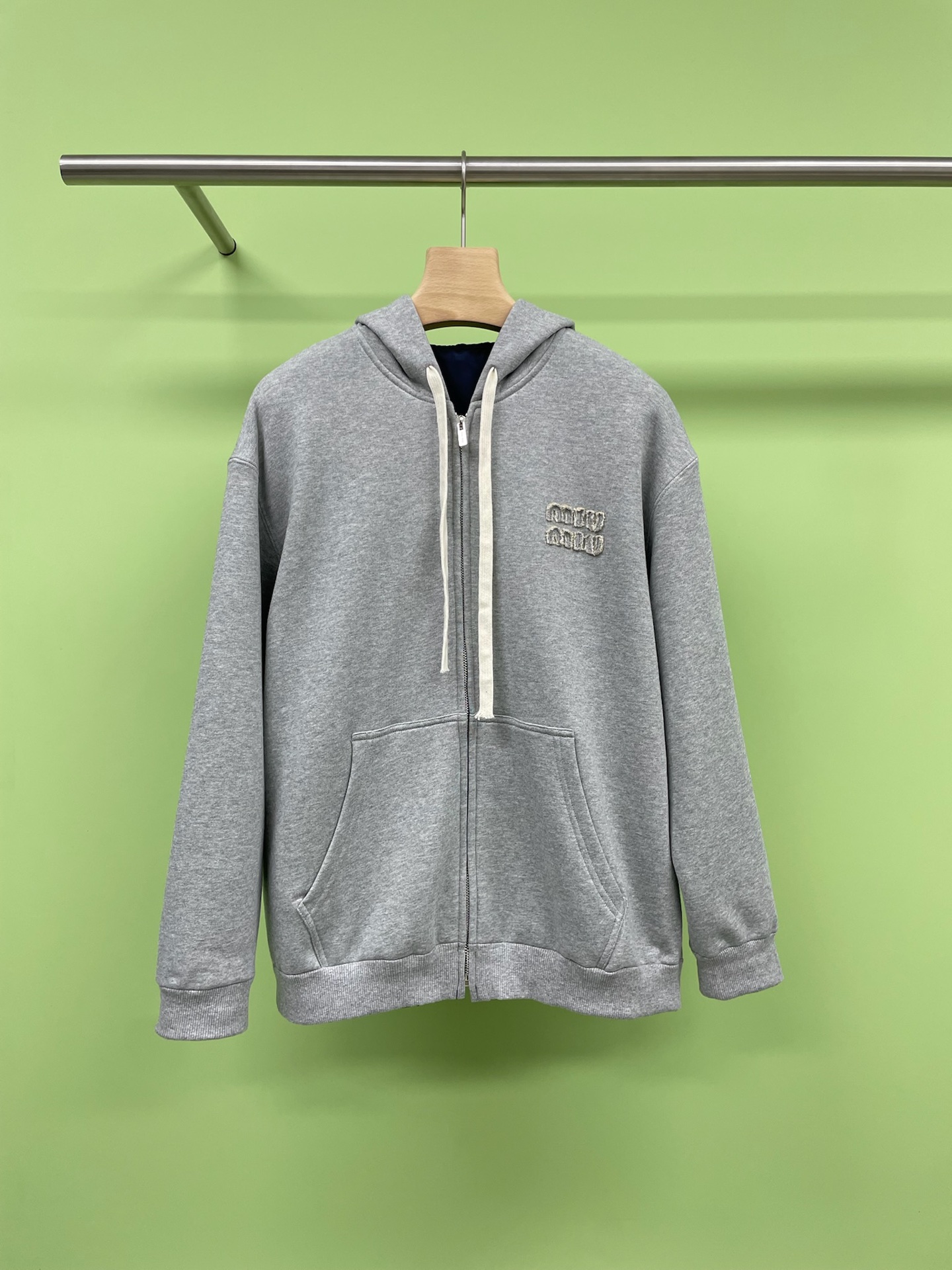 NO:439541,MiuMiu 2025 early autumn new sweatshirt, this classic cotton zipper hooded sweatshirt is paired with technology fabrics and fabrics on both sides. It is the most elegant and versatile model. In terms of design, it is the most common basic model among sweatshirts. There is no fancy gameplay. It embellishes the overall style with letter design. It is simple and clear. You can tell at a glance that you won’t regret buying it. You can get all the wardrobe when commuting, and your temperament is full. In terms of fabrics, you really want to be convinced!  The simpler this kind of sweatshirt, the more exquisite the material addition process is. It is made of gramog and dust-free cloth. The body has a heavy feeling, the needle chisel has a tight texture, and the inner texture is clear and natural. You can feel the noble texture of the clothes when thrown everywhere. Like the noble temperament in the display on the counter, there are letter embroidered on both sides, and the applique letter embroidered on one side, and the zipper design is super practical. When it is cold, it is windproof, and it is very casual when it is hot. It can easily grasp the fashionable feeling whether it is worn alone or in the inner T-shirt. It can be easily matched with jeans and white shoes when going out on the street. The casual atmosphere is directly full, comfortable and beautiful. Whoever wears it is fashionable. SML, miumiu, hoodie, sweatshirts, jeans, tees, t-shirts, hats, alexander wang19860909MiuMiu2025早秋新款卫衣,这款经典的棉质拉链连帽卫衣搭配内里科技布和面料,双面都可穿,最有气质最百搭的一款,论设计,它算是卫衣中最常见的基础款,没有花俏的玩法,以字母设计来点缀整体的格调,简单明了,一看就知道买回去不会后悔的款,通勤搭遍衣柜所有,气质拉满,论面料,你真要服！像这种越简单的卫衣,它的用料加工艺越讲究,采用克高克重无尘布制作,衣身有重感,针凿质感紧密,肌里感清晰自然,随处一丢,都能感受到衣服高贵质感,像在柜台里,陈列中的那种高贵气质,双面都有字母点缀,一面贴布字母刺绣一面徽标字母镶嵌,拉链设计超实用,冷了拉上防风,热了拉开又很随性,宽松版型,不管是单穿还是内搭T恤,都能轻松拿捏时尚感,日常出街随便搭配牛仔裤和小白鞋,休闲氛围感直接拉满,舒适又好看,谁穿谁是时髦精. 码数SML,,miumiu,hoodie,sweatshirts,jeans,tees，t-shirt,hats,alexander wang,Women's clothing