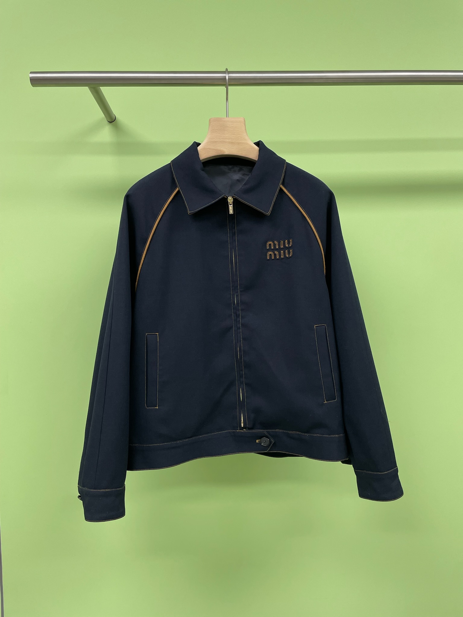 NO:439553,MiuMiu2025 new lapel jacket jacket, baseball style jacket with suede embellishment and details, off-season suede material throughout the spring and summer series, Miu  The design concept has always been at the forefront. The autumn breeze blows, this lapel jacket short jacket will definitely become your favorite in your closet. Its high-end feel, whitening effect and short design make me love each of it. Its navy blue is always classic. This jacket is deep and tender. After the upper body, the skin seems to be given a luster. The whitening effect is simply too good. The lapel design is simple but not lacking in fashion. Whether it is formal occasions or daily travel, it can add a temperament. What makes me most excited is its short design, which perfectly displays the body lines, and can be easily controlled whether it is paired with trousers or skirts. This early spring, with it, I don’t need to worry about what to wear. It is suitable for most figures, and the details show quality. If you are also looking for a jacket, it is definitely worth your consideration.  SML, miumiu, skirts, jackets & coats, jackets & coats, chamois leather, alexander wang19860909MiuMiu2025新款翻领夹克外套,麂皮点缀细节拼接的棒球风夹克,反季节的麂皮材质贯穿整个春夏系列,Miu 的设计理念一直走在前沿,秋日微风轻拂,这件翻领夹克短外套必将成为你衣橱里的宠儿,它的高级感、显白效果和短款设计,每一个都让我爱不释手,藏蓝色永远的经典,而这款外套更是深邃中带着一丝温柔,上身之后,肌肤仿佛被赋予了光泽,显白效果简直不要太好,翻领设计,简约而不失时尚,无论是正式场合还是日常出游,都能增添一份气质,最让我心动的是它的短款设计,完美展现身材线条,无论是搭配长裤还是裙子,都能轻松驾驭.这个早春,有了它,我无需为穿什么而烦恼,适合大多数身材,细节之处彰显品质,如果你也在寻找一款外套,它绝对值得你的考虑. 码数SML,,miumiu,skirts,jackets & coats,jackets & coats,chamois leather,alexander wang,Women's clothing