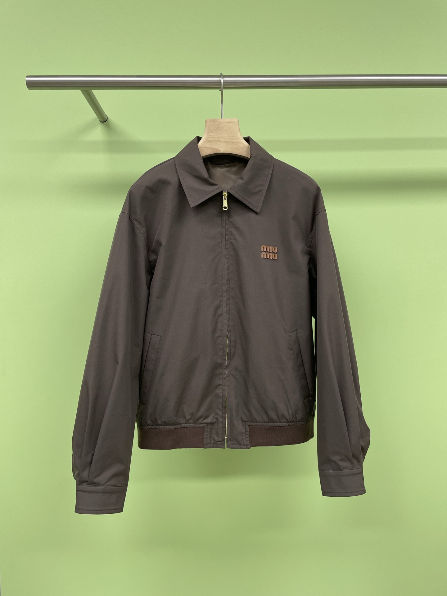 NO:439513,MiuMiu2025 autumn jacket mini tool skirt suit, my sweet and cool rule, work clothes are tough lines outlined unruly and freely, loose style design is comfortable and comfortable, the combination of mini tool skirt shows playful vitality, simple and cool, easy to control various occasions, when the work jacket meets the spliced ​​work skirt, this combination ensures that you are handsome, sweet and cool. This brown jacket has a super positive style and the silhouette design is simply a god of flesh covering  The instrument makes the sense of déjà vu of paper, and the color of the karaoke is really whiter and easy to control. The work dress skirt matched with the lower body cleverly combines the casual elements of work dress. The pleated design has the tough work dress style and the sweetness of a girl. The low-waisted A-shaped tube style is lengthened and the legs are lengthened. The short skirt on the accessories is paired with a golden buckle belt, which adds a lot of points to the overall LOOK, and the details show taste. This set of coffee can make you the focus.  SML coat, miumiu, skirts, jackets & coats, jackets & coats, alexander wang19860909MiuMiu2025秋款夹克外套mini工装短裙套装,我的甜酷统治区,工装硬朗线条勾勒不羁自由轮廓夹克衫,宽松版型设计舒适自在,率性洒脱mini工装短裙的搭配组合彰显俏皮活力,简约酷飒,轻松驾驭各种场合,当工装夹克遇上拼接工装短裙,这个组合保证让你又帅又甜又酷,这件咖啡色夹克,版型超正,廓形设计简直是遮肉神器,穿出纸片人的既视感,而且咖其色真的超级显白,轻松驾驭,下半身搭配的工装短裙,巧妙融合了工装休闲元素,压褶设计既有工装风的硬朗,又不失少女的甜美,低腰A字筒版型,拉长腿部线条,小个子也能穿出大长腿效果,配饰上短裙配一条金色卡扣腰带,给整体LOOK加分不少,细节处彰显品味,这样一套出门喝咖啡都能让你成为焦点. 码数SML 外套,,miumiu,skirts,jackets & coats,jackets & coats,alexander wang,Women's clothing