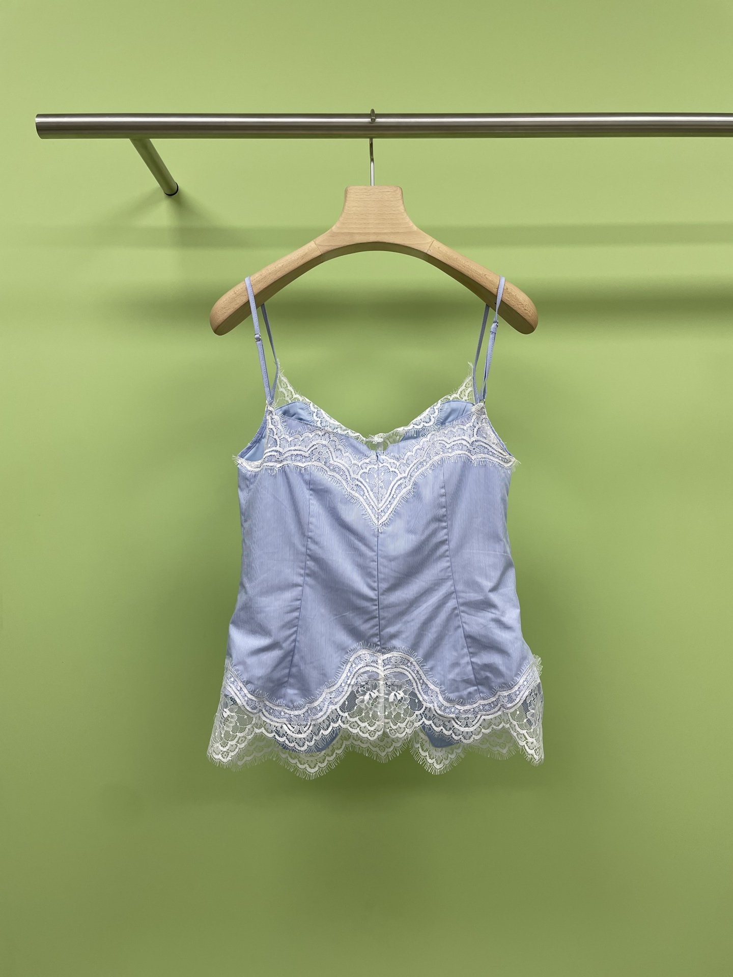 NO:440339,MING MA2025 spring and summer lace spliced ​​striped print suspender top, beautiful so beautiful that it is aphasia and gentle lace vest. This niche suspender vest for family members is hard to pin down. The lace lace splicing makes the gentle atmosphere full, as if it comes with a soft light filter. The splicing and tailoring breaks the routine, and it is niche and eye-catching. Whether it is matched with jeans or long skirts, it can be easily outstanding. It is sweet and playful, and it is a particularly age-reducing outfit. The upper body is very comfortable. Small sisters can also easily control it. Sisters rush. Take the SML, skirts, jeans, alexander wang19860909MING MA2025春夏蕾丝拼接条纹印花吊带上衣,美到失语温柔挂蕾丝背心,家人们这件小众吊带背心,狠狠码住,蕾丝花边拼接,温柔氛围直接拉满,仿佛自带柔光滤镜,拼接剪裁打破常规,小众又吸睛,无论是搭配牛仔裤还是长裙,都能轻松出彩,甜美中带一点俏皮,特别减龄的一套穿搭,上身非常舒适,小个子姐妹也可以轻松驾驭,姐妹们冲冲冲. 拿码数SML,,skirts,jeans,alexander wang,Women's clothing