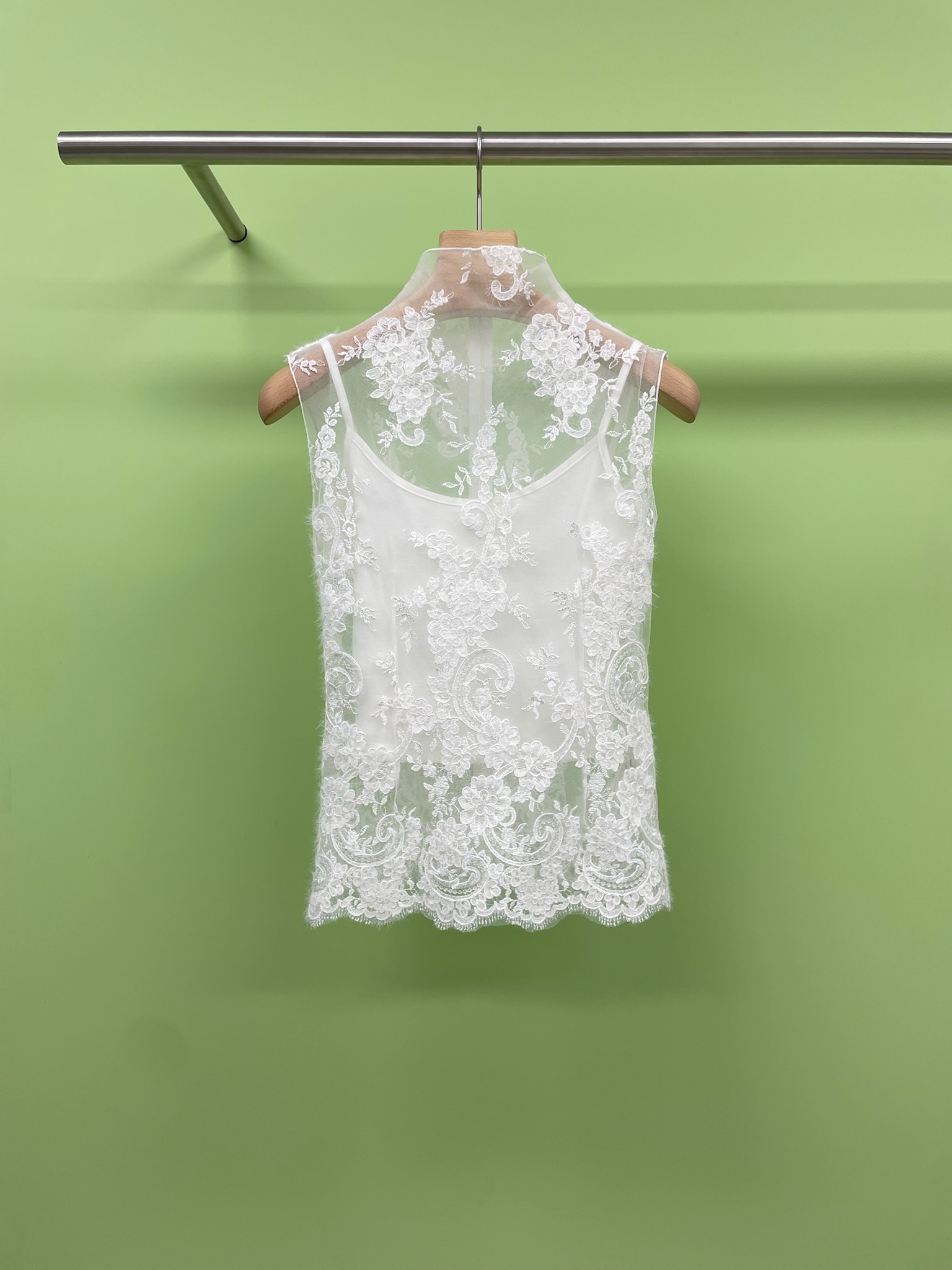 NO:440286,MINGMA2025 spring and summer new jennie same lace spliced ​​lace blouse, summer slack feeling, flowers hollowed out, hot girl, exquisite crochet craft, every detail reveals a retro charm, as if in the garden of a French town, sweet and explosive, lace flower hollow design is very special, hazy slightly transparent top shows the figure, wear it in summer, it is definitely the focus of the crowd, niche design, full texture, and it looks super good with a small jacket, hurry up and be the most beautiful sweet little fairy in summer. SML, Jackets & coats, alexander wang19860909MINGMA2025春夏新款jennie同款蕾丝拼接蕾丝罩衫,夏日的松弛感,花朵镂空好辣妹,采用精致的钩花工艺,每一个细节都流露出复古的韵味,仿佛置身于法国小镇的花园中,甜美炸裂,蕾丝花朵镂空设计超特别,朦胧微透上衣显身材,夏天穿它出门,绝对是人群中的焦点,小众设计,质感满分,搭配小外套也超好看,赶紧入手,做夏日最靓的甜美小仙女吧. 码数SML,,jackets & coats,alexander wang,Women's clothing