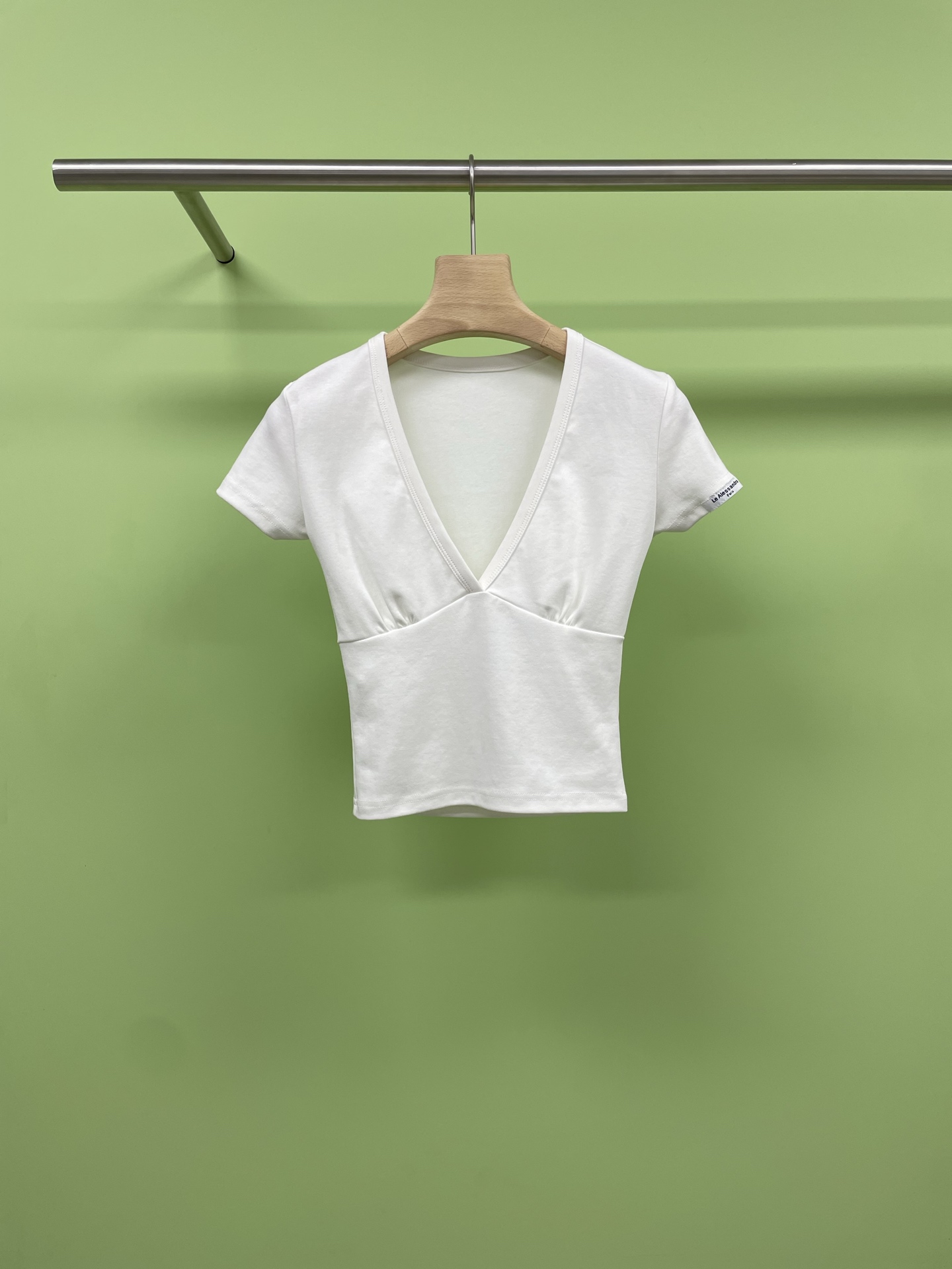 NO:440301,LE ALESSANDRA V-neck pinch pleated slim elastic short-sleeved T-shirt, new summer products recommended, this solid-color V-neck short-sleeved top is both fashionable and cool, and is a must-have item in the hot summer. The V-neck clavicle design adds a bit of sexiness, allowing you to show charm in summer, pinch pleated and waist-hugging tailoring, evening beauty modify your figure curve, showing elegant temperament, full of three-dimensionality, and can be easily highlighted with any bottom, whether it is a date or casual, it can be easily controlled with high-waisted pants or short skirts. Hurry up and add one to your summer wardrobe.,, skirts, T-shirt,tees, t-shirt,alexander wang19860909LE ALESSANDRA V领捏褶修身弹力短袖T恤,夏日新品推荐,这款纯色大V领短袖上衣,既时尚又清凉,是炎炎夏日的必备单品,V领露锁骨设计,增添了几分性感,让你在夏天展现迷人魅力,捏褶和收腰剪裁,晚美修饰你的身材曲线,展现优雅气质,立体感十足,搭配任何下装都能轻松出彩,无论是约会还是休闲,搭配高腰裤或短裙,都能轻松驾驭,赶紧为你的夏日 wardrobe 增添一件吧.,,skirts,T-shirt,tees，t-shirt,alexander wang,Women's clothing