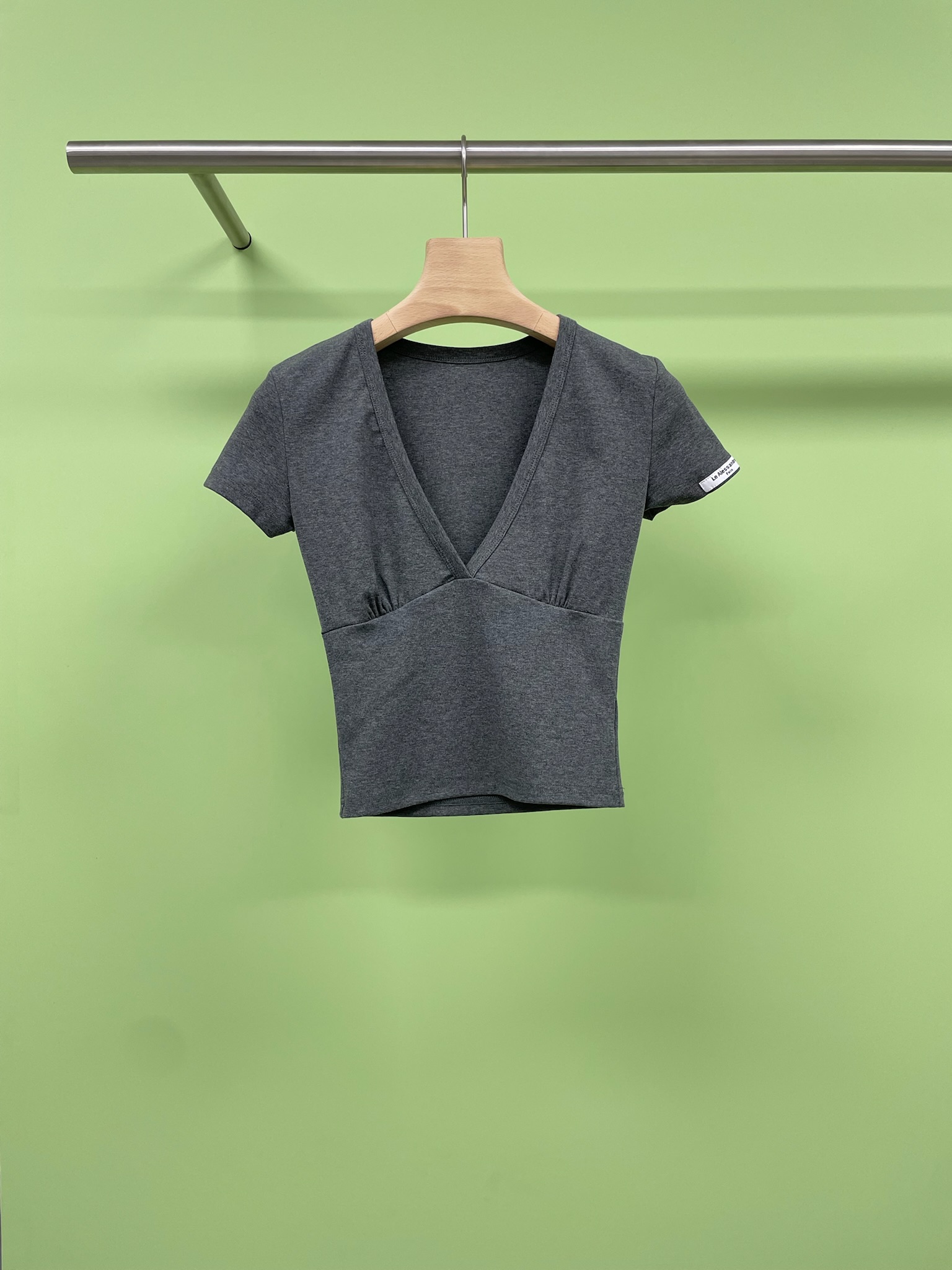 NO:440326,LE ALESSANDRA V-neck pinch pleated slim elastic short-sleeved T-shirt, new summer products recommended, this solid-color V-neck short-sleeved top is both fashionable and cool, and is a must-have item in the hot summer. The V-neck clavicle design adds a bit of sexiness, allowing you to show charm in summer, pinch pleated and waist-hugging tailoring, evening beauty modify your body curve, showing elegant temperament, full of three-dimensionality, and can be easily highlighted with any bottom, whether it is a date or casual, it can be easily controlled with high-waisted pants or short skirts. Hurry up and add one to your summer wardrobe.,, skirts, T-shirt,tees, t-shirt,alexander wang19860909LE ALESSANDRA V领捏褶修身弹力短袖T恤,夏日新品推荐,这款纯色大V领短袖上衣,既时尚又清凉,是炎炎夏日的必备单品,V领露锁骨设计,增添了几分性感,让你在夏天展现迷人魅力,捏褶和收腰剪裁,晚美修饰你的身材曲线,展现优雅气质,立体感十足,搭配任何下装都能轻松出彩,无论是约会还是休闲,搭配高腰裤或短裙,都能轻松驾驭,赶紧为你的夏日 wardrobe 增添一件吧.,,skirts,T-shirt,tees，t-shirt,alexander wang,Women's clothing