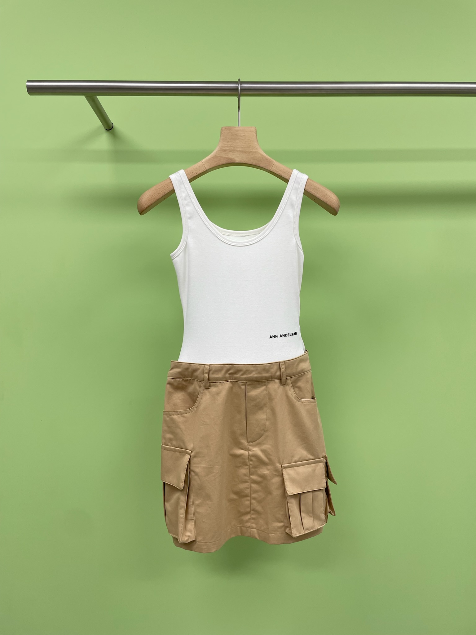 NO:440312,ANN ANDELMAN2025 new product spliced ​​one-piece vest suspender work skirt one-piece suit, Korean cool girl work skirt is coming, who can resist this Korean summer suit, short vest suspender, full of Korean style, showing charming shoulder and neck lines, functional work skirt, unique and eye-catching, full of street feeling, slim tailoring, highlighting the body advantages, niche design does not match style, wear it, easily exudes fashion charm on summer streets, the atmosphere is hard to grasp, small reveals shoulders and arms, sexy and charming, contrasting work pants are full of design, casual and fashionable, wear it as if you are on the streets of New York, spicy and cool, everyday outings and music festivals are super suitable, it is a fashion trendsetter. SML, skirts, alexander wang19860909ANN ANDELMAN2025新品拼接连体背心吊带工装半裙连体套装,韩系酷 girl工装套装来袭,谁能抗拒这套韩版夏季套装呀,短背心吊带,韩范十足,展现迷人肩颈线条,机能工装半身裙,独特又吸睛,满满街头感,修身剪裁,凸显身材优势,小众设计不撞款,穿上它,在夏日街头轻松散发时尚魅力,氛围感狠狠拿捏,小露香肩和手臂,性感又迷人,撞色工装裤设计感满满,随性又不失时尚,穿上它仿佛置身纽约街头,又辣又飒,日常出街、音乐节都超合适,妥妥的时尚弄潮儿. 码数SML,,skirts,alexander wang,Women's clothing