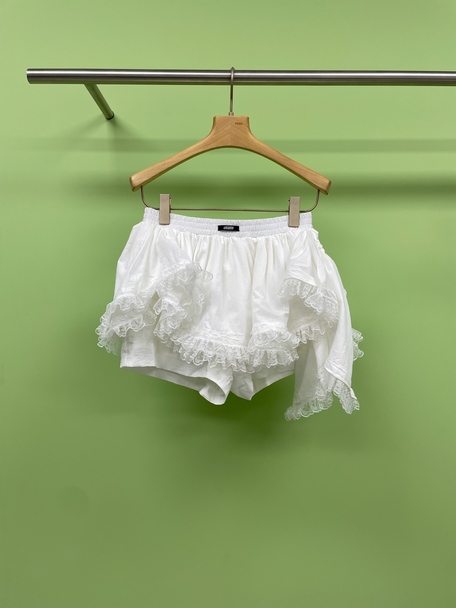 NO:440333,LACERTA/Laceta Designer Brand 25 Spring and Summer New Products Spliced ​​Lace Irregular Puff Short Skirt, Who wears this little white skirt, Who is fairy, This white irregular cake skirt must have a name, layered skirt hem, matched with exquisite lace lace, like wearing clouds on your body, light and romantic, unique irregular design, walking with a lively and elegant feeling, niche and eye-catching, taking photos, no matter what top is matched, you can easily grasp the atmosphere, sweet girl or fairy, switch in one second, the puffy design makes you full of agility and vitality while walking, like a dancing butterfly, which makes people can't help but take a few more glances, whether it is matched with a simple T  A shirt or a delicate top can easily create a fashionable look. Sisters, don’t miss this heart-warming short skirt, buy it quickly and make yourself the most dazzling existence in this spring and summer. SML, skirts, alexander wang19860909LACERTA/莱瑟塔设计师品牌25春夏新品拼接蕾丝不规则蓬蓬短裙,这条小白裙谁穿谁仙,这条白色不规则蛋糕裙必须拥有姓名,层层叠叠的裙摆,搭配精致的蕾丝花边,像把云朵穿在身上,轻盈又浪漫 ,独特的不规则设计,走路自带灵动飘逸感,小众又吸睛,拍照出片率,无论是搭配什么上装,都能轻松拿捏氛围感,甜妹or仙女,一秒切换,蓬蓬的设计让你在行走间充满了灵动与活力,就像一只翩翩起舞的蝴蝶,让人忍不住多看几眼,无论是搭配简单的 T 恤还是精致的上衣,都能轻松打造出时尚感满满的造型,姐妹们,不要错过这款让人心动的短裙,赶快入手,让自己成为这个春夏最耀眼的存在吧. 码数SML,,skirts,alexander wang,Women's clothing