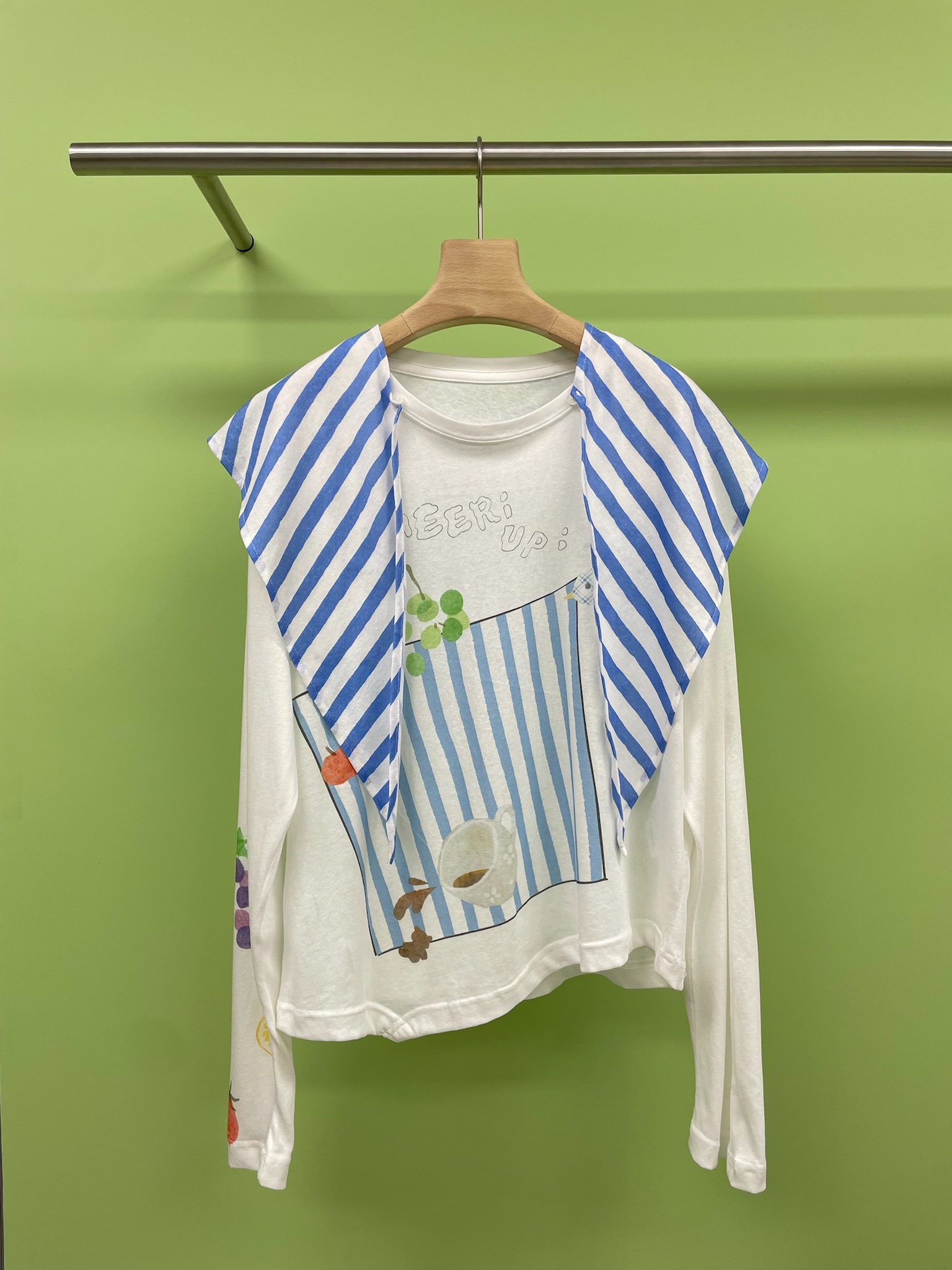 NO:440349,CHEERi UPi 2025 spring and summer new striped scarf picnic pad two-piece long sleeves, summer oxygen outfit, this cotton spandex blended sun protection texture is amazing, combed cotton with cooling buff, it looks like a breathable cloud, 38℃ high temperature is not stuffy and sweaty, soft fufu skin-to-skin wear super healing, picnic base cloth is covered with hand-painted graffiti print, milk blue stripes and sleeves fruit prints are too comic-like, loose style covers flesh and slimming, it is a sweet girl, paired with denim skirt, and it turns into a salt-like style, the C-position contestant in the wardrobe is a solid model, keep it without stepping on the thunder style, locking this summer freshness.!  SML, skirts, business suit, alexander wang19860909CHEERi UPi2025春夏新款条纹丝巾野餐垫两件套长袖,夏日氧气穿搭这件棉质氨纶混纺防晒质感绝了,自带降温buff的精梳棉,穿上像会呼吸的云朵,38℃高温也不闷汗的透氧力,软fufu贴肤穿超治愈,野炊底布洒满手绘风涂鸦印花,奶蓝条纹加袖子水果印花的加持配色太有漫画感啦,宽松版型遮肉显瘦一绝,搭牛仔裙是甜妹,配西装裤变盐系,衣柜C位选手实锤了,自留不踩雷款 锁死这抹夏日小清新.！码数SML,,skirts,business suit,alexander wang,Women's clothing