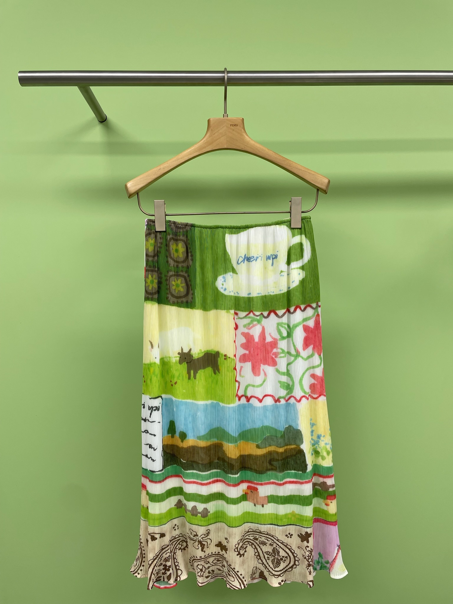 NO:440294,CHEERi UPi Pasri pastoral casual skirt, colorful prints look so happy. It is a must-have for going out for spring. The ones that come out every piece is a skirt with multiple colors, as beautiful as a painting. It is very lively and innocent. The A-line skirt design is suitable for girls of all figures, especially pear-shaped girls. The fleshy area is covered. The whole is thin and fairy. It is elastic and tight waist, strong inclusive and has high comfort. The fabric is made of pleated double-layer chiffon printing material. The surface has been pleated several times, with rich and fine pleated texture. It feels soft and comfortable and not stuffy. Because it is semi-transparent, it is made of lining, which is a slightly elastic knitted fabric that can be worn without being penetrated. SML, skirts, alexander wang19860909CHEERi UPi 佩斯里田园休闲半裙,五颜六色的印花看着就好开心呀,春天外出游玩必备,张张都出片的那种,是多种颜色组合的裙身,像画一样好看 很活泼童真,A字裙身设计 适合所有身材的女生,特别是梨形女孩 把肉肉的地方一下全部遮住了,整个就是又瘦又仙女的状态,弹力松紧腰围,包容性强 舒适度高,面料是褶皱双层雪纺印花材质,表面经过数次压褶,有丰富细密的褶皱肌理,手感柔软贴服舒适不闷热,因为是半通透的状态 所以做了内衬,是微弹的针织面料 可以放心穿着不会透. 码数SML,,skirts,alexander wang,Women's clothing