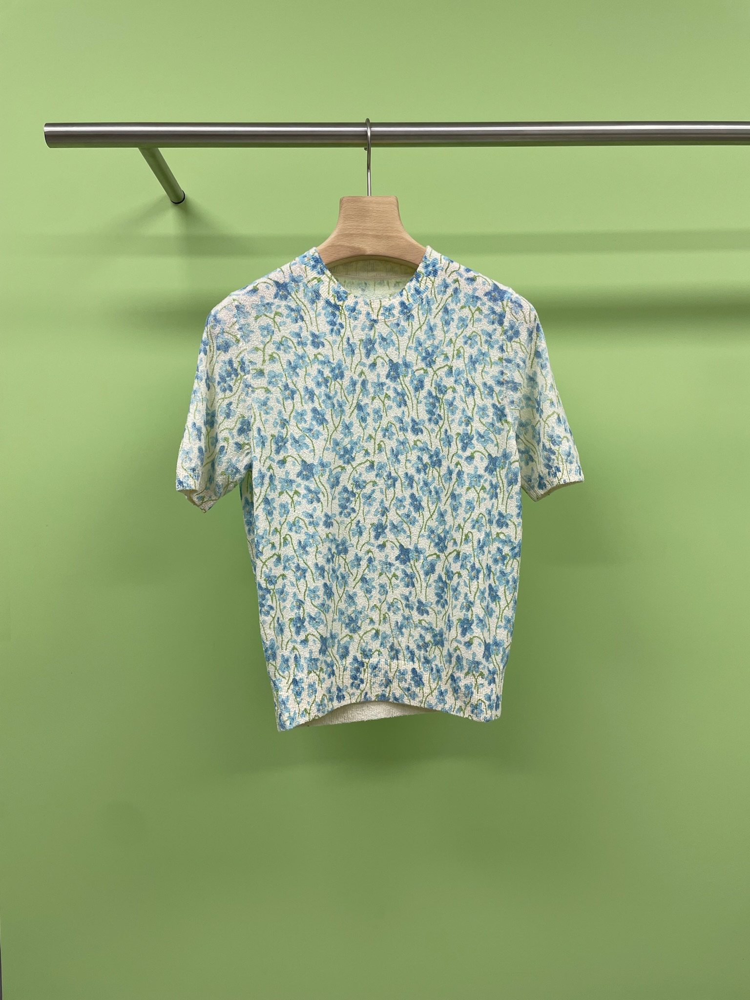 NO:440308,LOEWE 2025 new cotton blend slim-fit floral round neck short-sleeved summer short-sleeved short-sleeved jacquard sweater, summer hot, how can you miss a cool and stylish sweater? Today I recommend a retro round neck floral texture jacquard sweater from Luojia. This sweater is made of cotton and nylon fabric, which feels soft and breathable. When worn, it seems to be blown by the breeze, and it is comfortable to be suitable for small girls. It has many selling points. First, it is retro style, secondly, it is slim design, and the knitted texture. With the French round neck and daily versatile style, it is simply a master key in the closet. Whether it is to work, shopping or date, wearing it can bring you a different temperament and style. Don’t hesitate, come and buy this must-have sweater for summer.  SML, loewe, loewe, loewe, loewe, T-shirt, alexander wang19860909LOEWE罗意威2025新款棉混纺修身版花卉圆领短袖,夏日新品短袖圆领提花针织衫,夏日炎炎,怎能少了一件既凉爽又有格调的针织衫呢,今天给大家安利一款来自罗家复古圆领花卉肌理提花针织衫,这款针织衫采用棉和锦纶面料,触感柔软,透气性极佳,穿在身上仿佛被微风轻拂,舒适度满分,适合小个子的女生,轻松驾驭,它的卖点可多了,首先是复古风,其次是显瘦设计,再者是针织的质感,加上法式的圆领和日常百搭的风格,简直是衣橱里的万能钥匙,无论是上班、逛街还是约会,穿上它都能给你带来不一样的气质和风采,别犹豫了,快来入手这款夏日必备的针织衫. 码数SML,,loewe,loewe,loewe,T-shirt,alexander wang,Women's clothing