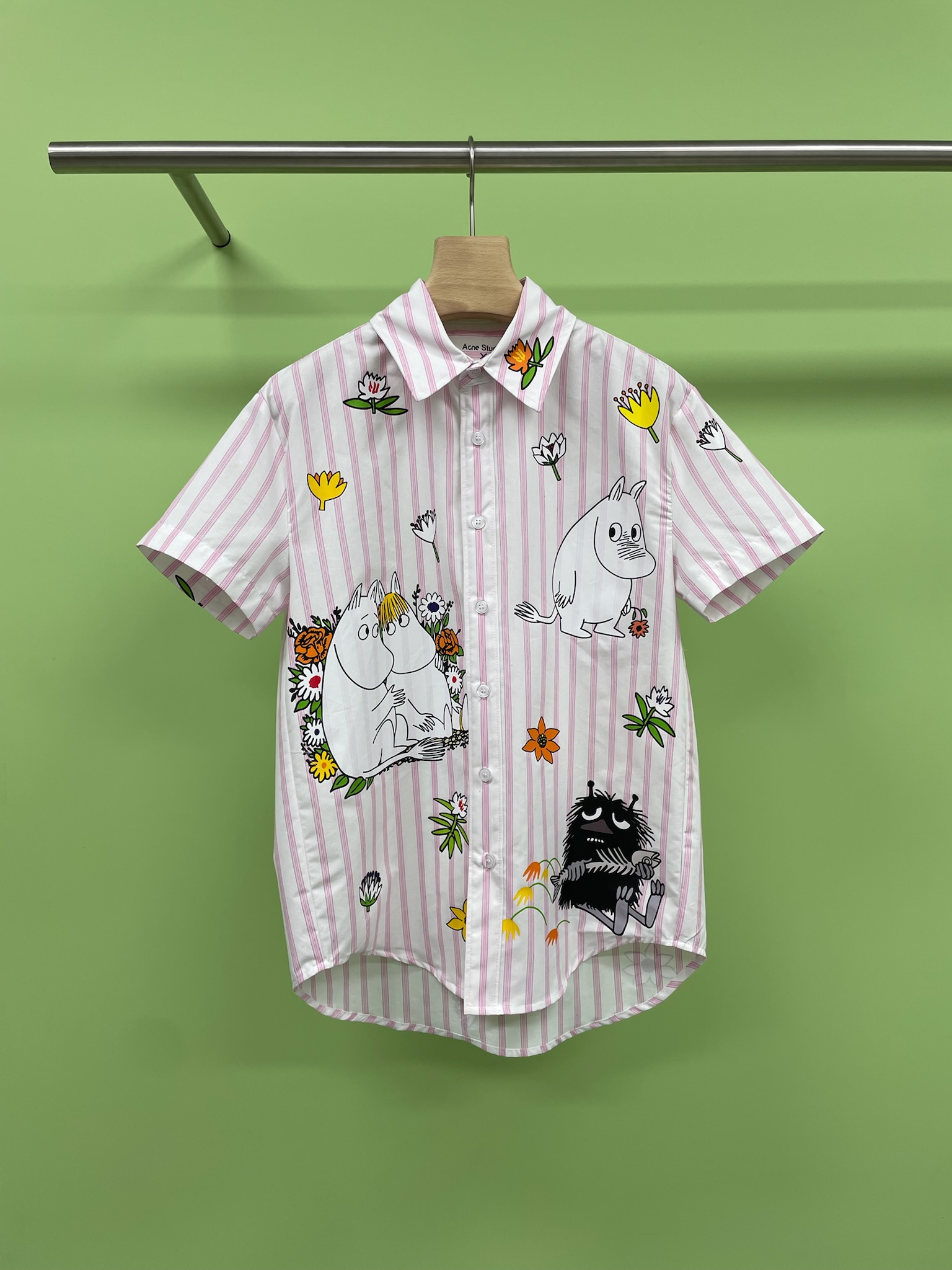 NO:440320,Acne Studios x Moomin co-branded series season 2, Acne Studios joins hands with the classic character Moomin written by Finnish national treasure writer Tove Jansson to launch a co-branded series. This collaboration integrates the cute images and fantasy stories of the Moomin family into fashion design, creating a unique trendy item, with healing pink stripes as the main tone, gentle without losing strength. The cartoon pattern design is a tribute to childhood innocence and creative thinking. The classic characters become lively prints, and Acne  Studios emoticon series combines the collision and exchange of Scandinavian culture and youth trends, unique fun and creativity, capturing youthful and playful expressions, loose style, cotton fabrics are comfortable and breathable, wear vests as jackets, and it won’t be cold when you wear air conditioners in work and class. Striped design increases the layering of shirts, cartoon prints are exquisite and fashionable, but too artistic, the hem is made of arc-slit design, slimming artifacts, and it is easy to grasp fashion. SML, acne studios, dior, jackets & coats,shirts,alexander wang19860909Acne Studios x Moomin联名系列第二季,Acne Studios 携手芬兰国宝级作家Tove Jansson笔下的经典角色Moomin推出联名系列,此次合作,将Moomin一族的可爱形象与奇幻故事融入时尚设计,打造出别具一格的潮流单品,以治愈系的粉色条纹为主基调,温柔而不失力量,卡通图案设计是对童年纯真与创意思维的致敬,经典角色化身灵动印花,与Acne Studios表情系列单品相结合,呈现统斯堪的纳维亚文化与青年潮流的碰撞和交流,独特趣味与创意,捕捉青春、俏皮气息的玩趣表达,宽松的版型,棉感面料舒适透气,内搭背心当外套穿,上班上课吹空调也不会冷,条纹设计增加衬衫层次感,卡通印花精致跳脱,时尚慵懒,可太艺术了,下摆做了圆弧开叉设计,显瘦神器,轻松拿捏时尚. 码数SML,,acne studios,dior,jackets & coats,shirts,alexander wang,Women's clothing