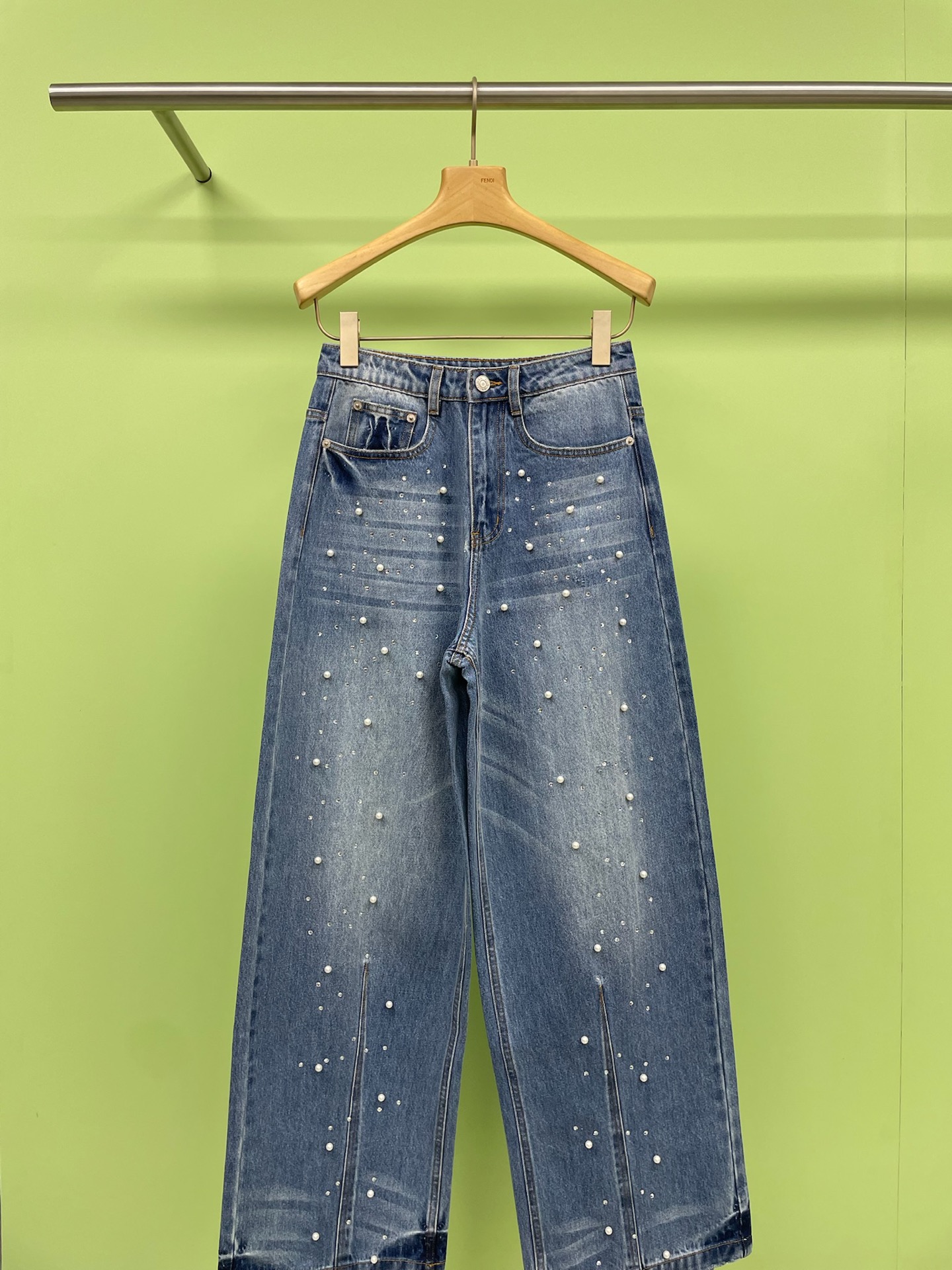 NO:441259,ANN ANDELMAN2025 new product design with high waist wide-leg flash diamond pearl scimitar jeans, hot girl style, pants suitable for pear-shaped hot girl wear, a pair of pearl flash diamond pants full of design, easy to wear when working without any effort, high waist design can lengthen the leg lines, and paired with pearl rhinestone decoration can further enhance the fashion sense of the outfit. Rhinestones are not only exclusive to evening gowns, but also very stylish when paired with jeans. You might as well choose some rhinestone styles that are cleverly embellished on the legs of the pants to instantly improve your outfit index. Want to stand out in your outfit?  Then try pearl rivet decorated jeans. They have both the versatility of jeans and the elegant temperament of pearls. They are simply a perfect combination of fashion and temperament. Want to make your legs look longer and thinner?  In addition to choosing the right style, accessories are also very important. You can choose a pair of high heels or pointed boots to help lengthen the leg lines and make your legs infinitely longer instantly. In general, jeans with rhinestones and pearl rivets are a super popular outfit this season. They are not only fashionable and versatile, but also make your legs look longer and thinner. Take action quickly and become the focus of fashion on the street. SML, boots, high heels, jeans, alexander wang19860909ANN ANDELMAN2025新品设计感高腰阔腿闪钻珍珠弯刀牛仔裤,辣妹风拿捏,条适合梨形身材辣妹儿穿的裤子,设计感满满的一条珍珠闪钻裤,上班不费力穿搭轻松拿捏,高腰设计可以拉长腿部线条,搭配上珍珠水钻装饰,更能提升穿搭的时尚感,水钻不仅仅是晚礼服的专属,搭配在牛仔裤上也超有范,不妨选择一些在裤腿上巧妙点缀的水钻款式,瞬间提升你的穿搭指数,想要在穿搭中脱颖而出？那就试试珍珠铆钉装饰的牛仔裤吧,它们既有牛仔裤的百搭性,又有珍珠的优雅气质,简直就是时尚与气质的完美结合,想要显得腿更长更瘦？除了选对款式,配件也很关键哦,可以选择一双高跟鞋或者尖头靴子,帮助拉长腿部线条,让你的腿瞬间变得无限长,总的来说,牛仔裤搭配水钻和珍珠铆钉是这个季节的超流行穿搭,不仅时尚又百搭,还能让你的腿看起来更加长更加瘦,快快行动起来,成为街头的时尚焦点吧. 码数SML,,boots,high heels,jeans,alexander wang,Women's clothing