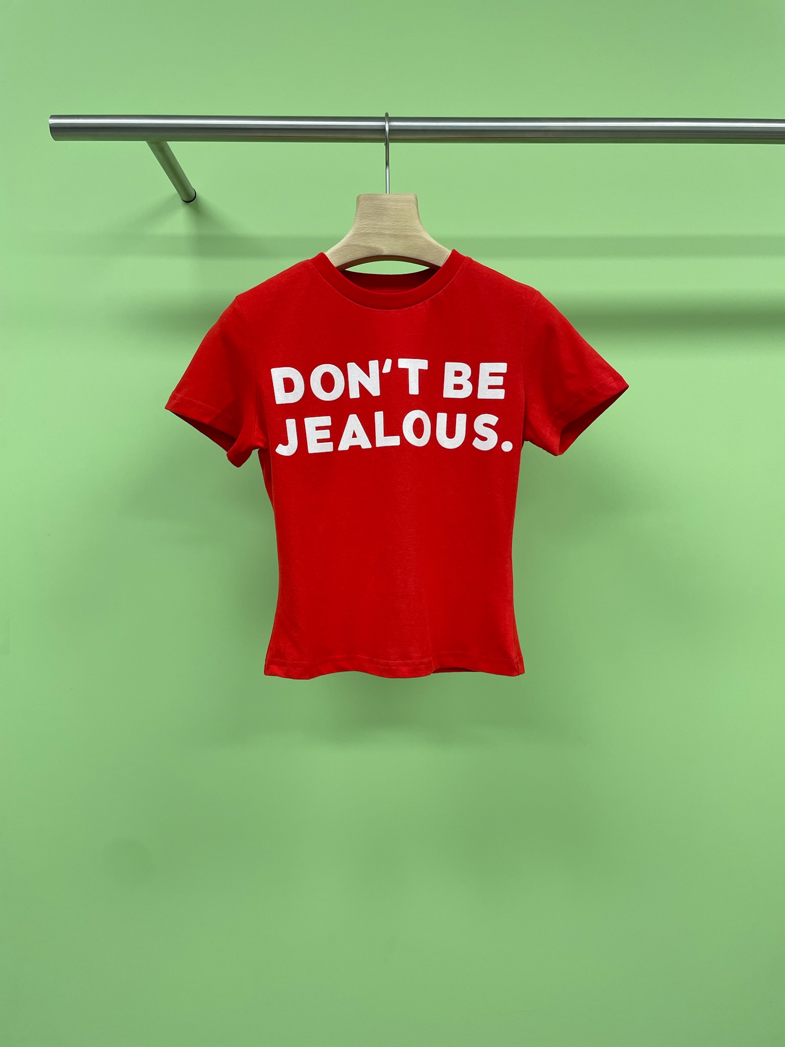 NO:441267,MARKGONG25 early autumn new niche versatile printed slim short sleeves, Korean women's style straight shoulder T-shirt, whoever looks good, who hasn't owned this straight shoulder T-shirt, I'm really sad. As a loyal fan of Korean dressing, I announced that it is my favorite of the year. The straight shoulder design optimizes the shoulder and neck lines. After wearing it, the trapezoidal muscles and sloping shoulders are all invisible, right-angle shoulders have instantly, and the body becomes super upright. The short style directly raises the waistline. It is easy to match with high-waist pants and high-waist skirts, and long legs are easy to get. Small sisters can also instantly change their nine-head body in seconds. The perfect waist-hugging design outlines a slender waist, hides the flesh and makes them look slim, and easily shows the curve of the figure. It is sexy and playful, and the round neck is simple and classic, suitable for  Various face shapes can also reveal the exquisite collarbone. Wear a necklace to embellish it, and the fashionable feeling is instantly filled. The letter prints on the clothes are very design-like, simple and individual, full of urban fashion. When worn, you will be a Korean Ins blogger. The fabric is soft in the skin and has good breathability. It will not feel stuffy in summer. It is super comfortable to wear close-fitting and not easy to deform or fade when washed. It has excellent quality. It has super matching ability. It is paired with wide-leg jeans and white shoes. It is very suitable for daily commuting and shopping. It is comfortable and fashionable. It is matched with sports pants and sports shoes. When you go out to play, it is full of vitality. It is paired with floral skirts and leather shoes. It is gentle and sweet when you wear it on dates. It is safe and easy to buy.  SML, Sneakers, skirts, jeans, T-shirt, tees, t-shirt, necklace, alexander wang19860909MARKGONG25早秋新品小众百搭印花修身短袖,韩女同款正肩T,谁穿谁好看,谁还没拥有这件正肩T恤,我真的会伤心,作为韩系穿搭的死忠粉,我宣布它就是我的年度最爱,正肩设计对肩颈线条的优化太绝了,穿上后斜方肌、溜肩统统隐形,直角肩瞬间拥有,体态变得超挺拔,短款的版型直接把腰线提高,随便搭配高腰裤、高腰裙,大长腿轻松get,小个子姐妹也能秒变九头身,恰到好处的收腰设计,勾勒出纤细的小蛮腰,藏肉显瘦,轻松展现身材曲线,性感又俏皮,圆领简约经典,适配各种脸型,还能露出精致的锁骨,戴条项链点缀一下,时髦感瞬间拉满,衣服上的字母印花很有设计感,简约又不失个性,充满都市时尚气息,穿上就是韩系ins博主,面料亲肤柔软,透气性很好,夏天穿完全不会觉得闷热,贴身穿超舒服,水洗也不易变形、褪色,质量杠杠的,它的搭配性超强,搭配阔腿牛仔裤和小白鞋,日常通勤、逛街都很合适,舒适又时尚,搭配运动裤和运动鞋,去运动或者出门玩耍,活力满满,搭配碎花半身裙和小皮鞋,约会的时候穿,温柔又甜美,家人们放心冲,入手不亏. 码数SML,,sneakers,skirts,jeans,T-shirt,tees，t-shirt,necklace,alexander wang,Women's clothing