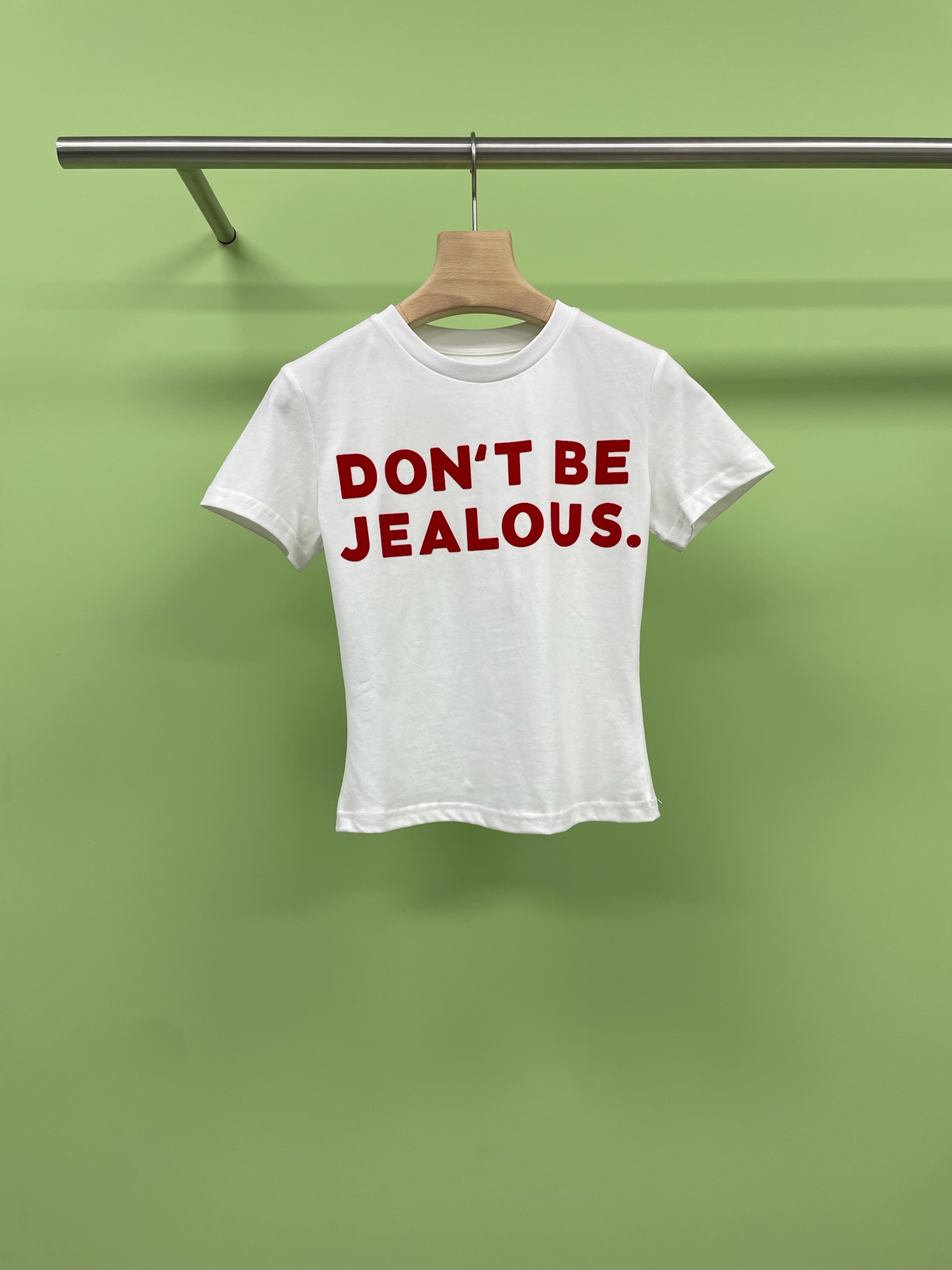 NO:441278,MARKGONG25 early autumn new niche versatile printed slim short sleeves, Korean women's style straight shoulder T-shirt, whoever looks good, who hasn't owned this straight shoulder T-shirt, I'm really sad. As a loyal fan of Korean dressing, I announced that it is my favorite of the year. The straight shoulder design optimizes the shoulder and neck lines. After wearing it, the trapezoidal muscles and sloping shoulders are all invisible, right-angle shoulders have instantly, and the body becomes super upright. The short style directly raises the waistline. It is easy to match with high-waist pants and high-waist skirts, and long legs are easy to get. Small sisters can also instantly change their nine-head body in seconds. The perfect waist-hugging design outlines a slender waist, hides the flesh and makes them look slim, and easily shows the curve of the figure. It is sexy and playful, and the round neck is simple and classic, suitable for  Various face shapes can also reveal the exquisite collarbone. Wear a necklace to embellish it, and the fashionable feeling is instantly filled. The letter prints on the clothes are very design-like, simple and individual, full of urban fashion. When worn, you will be a Korean Ins blogger. The fabric is soft in the skin and has good breathability. It will not feel stuffy in summer. It is super comfortable to wear close-fitting and not easy to deform or fade when washed. It has excellent quality. It has super matching ability. It is paired with wide-leg jeans and white shoes. It is very suitable for daily commuting and shopping. It is comfortable and fashionable. It is matched with sports pants and sports shoes. When you go out to play, it is full of vitality. It is paired with floral skirts and leather shoes. It is gentle and sweet when you wear it on dates. It is safe and easy to buy.  SML, Sneakers, skirts, jeans, T-shirt, tees, t-shirt, necklace, alexander wang19860909MARKGONG25早秋新品小众百搭印花修身短袖,韩女同款正肩T,谁穿谁好看,谁还没拥有这件正肩T恤,我真的会伤心,作为韩系穿搭的死忠粉,我宣布它就是我的年度最爱,正肩设计对肩颈线条的优化太绝了,穿上后斜方肌、溜肩统统隐形,直角肩瞬间拥有,体态变得超挺拔,短款的版型直接把腰线提高,随便搭配高腰裤、高腰裙,大长腿轻松get,小个子姐妹也能秒变九头身,恰到好处的收腰设计,勾勒出纤细的小蛮腰,藏肉显瘦,轻松展现身材曲线,性感又俏皮,圆领简约经典,适配各种脸型,还能露出精致的锁骨,戴条项链点缀一下,时髦感瞬间拉满,衣服上的字母印花很有设计感,简约又不失个性,充满都市时尚气息,穿上就是韩系ins博主,面料亲肤柔软,透气性很好,夏天穿完全不会觉得闷热,贴身穿超舒服,水洗也不易变形、褪色,质量杠杠的,它的搭配性超强,搭配阔腿牛仔裤和小白鞋,日常通勤、逛街都很合适,舒适又时尚,搭配运动裤和运动鞋,去运动或者出门玩耍,活力满满,搭配碎花半身裙和小皮鞋,约会的时候穿,温柔又甜美,家人们放心冲,入手不亏. 码数SML,,sneakers,skirts,jeans,T-shirt,tees，t-shirt,necklace,alexander wang,Women's clothing