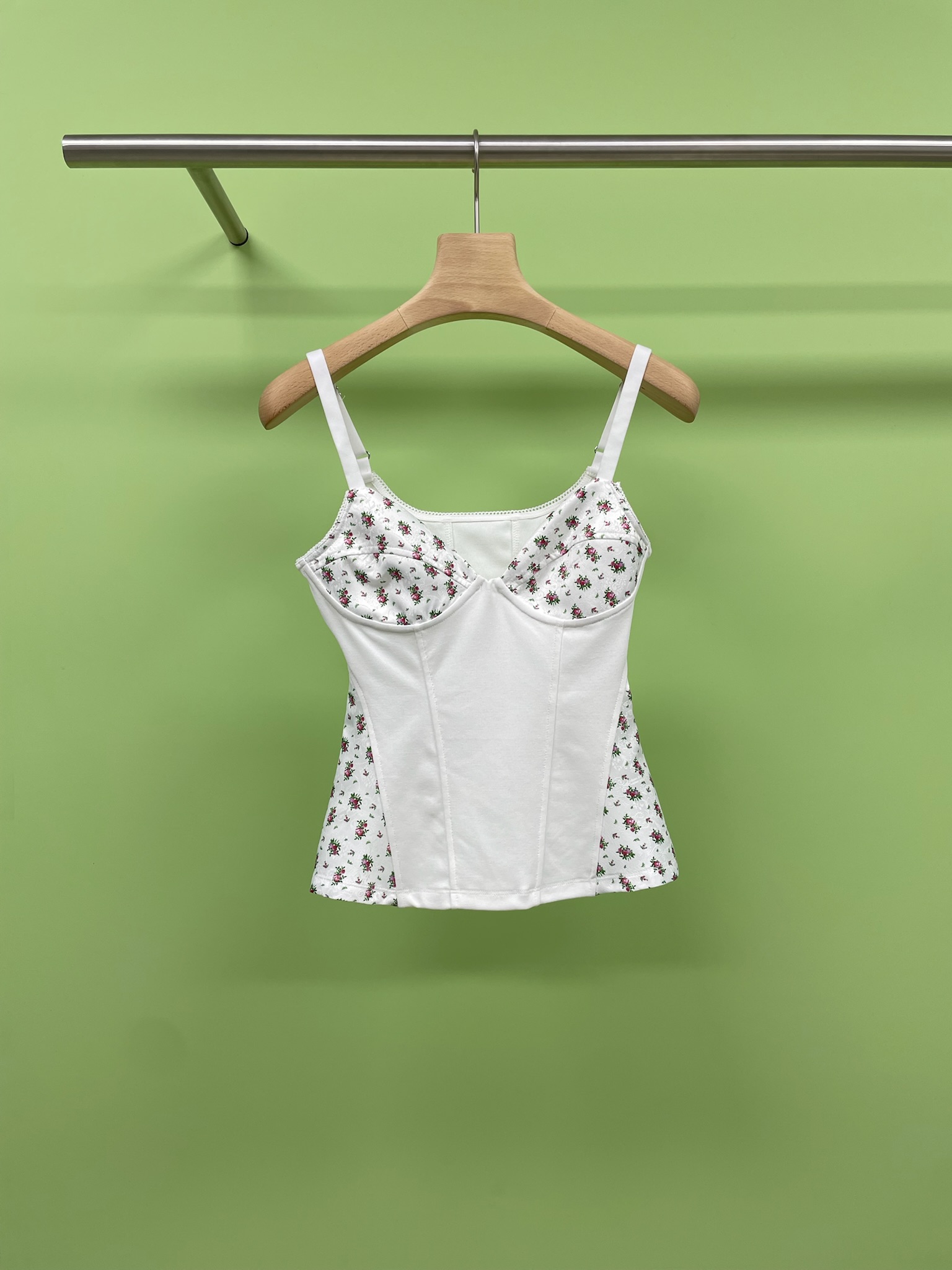 NO:441290,TRINITES 2025 The new spliced ​​floral suspender vest is not the sweet little floral, but a little retro and a bit oil painting-like print. The color saturation is not high, it is very durable, and it feels like walking out of an old pictorial. The summer breeze is gentle and sweet. The small floral suspender vest is a girl-like item. The small floral elements are gentle and sweet. The suspender design cleverly reveals the collarbone, adding a bit of little sexiness. The edges of the lace splicing are exquisite and romantic. Small girls can easily control it. Wear it, you are the sweetest scenery in summer. Whether it is paired with jeans or skirts, you can easily create a French lazy style, which makes people fall in love with it at a glance. SML, skirts, jeans, alexander wang19860909TRINITES 2025 新款拼接碎花吊带背心,不是那种甜腻的小碎花,而是带点复古、有点油画感的印花,颜色饱和度不高,非常耐看,穿上有种慵懒又文艺的氛围感,感觉像从旧画报里走出来的,夏日微风轻拂,这件法式小碎花吊带背心简直是少女心爆棚的单品,小碎花元素温柔又甜美,吊带设计巧妙露出锁骨,增添了几分小性感,花边拼接的边缘,精致又浪漫,小个子女生也能轻松驾驭,穿上它,你就是夏日里最甜美的风景线,无论是搭配牛仔裤还是半身裙,都能轻松营造出法式慵懒风,让人一眼就爱上. 码数SML,,skirts,jeans,alexander wang,Women's clothing