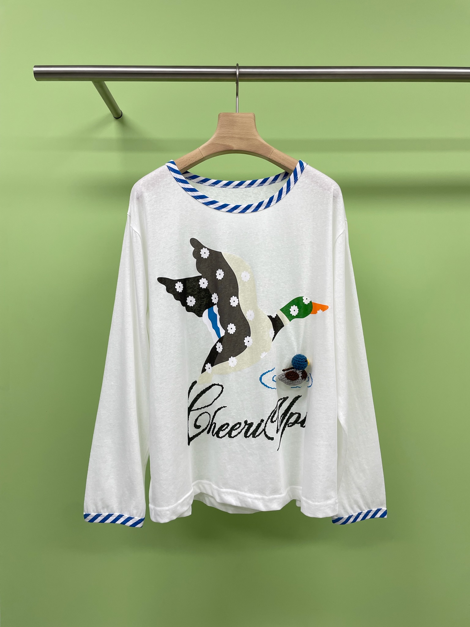 NO:441304,CHEERi UPi25 autumn new off-shoulder three-dimensional mallard sun protection long-sleeved T-shirt, exquisite cartoon print embellishment, very comfortable and inclusive, sun protection also adds an elegant layering. Whether it is a beach vacation or a stroll, it can be easily dealt with, and it feels soft and skin-friendly. Adjust the body feel according to the climate, loose style, cover the flesh and make it look slim, and the upper body paper feels like a déjà vu, the duck head and letter print on the chest are repeatedly adjusted, which takes time and effort, adding three-dimensional effect and richness to the pattern, and it is accurate up. SML, tees, t-shirt, alexander wang19860909CHEERi UPi25秋新款斜肩立体绿头鸭防晒长袖T恤,精致卡通印花点缀,非常惬意,舒适包容,防晒同时增添优雅层次感,无论是海边度假还是漫步,随手披上,轻松应对,手感柔软亲肤,根据气候调节体感,宽松版型,遮肉显瘦,上身纸片人既视感,胸前鸭头和字母印花反复调节,耗时费力,为图案增添立体效果和丰富性,精至度up. 码数SML,,tees，t-shirt,alexander wang,Women's clothing