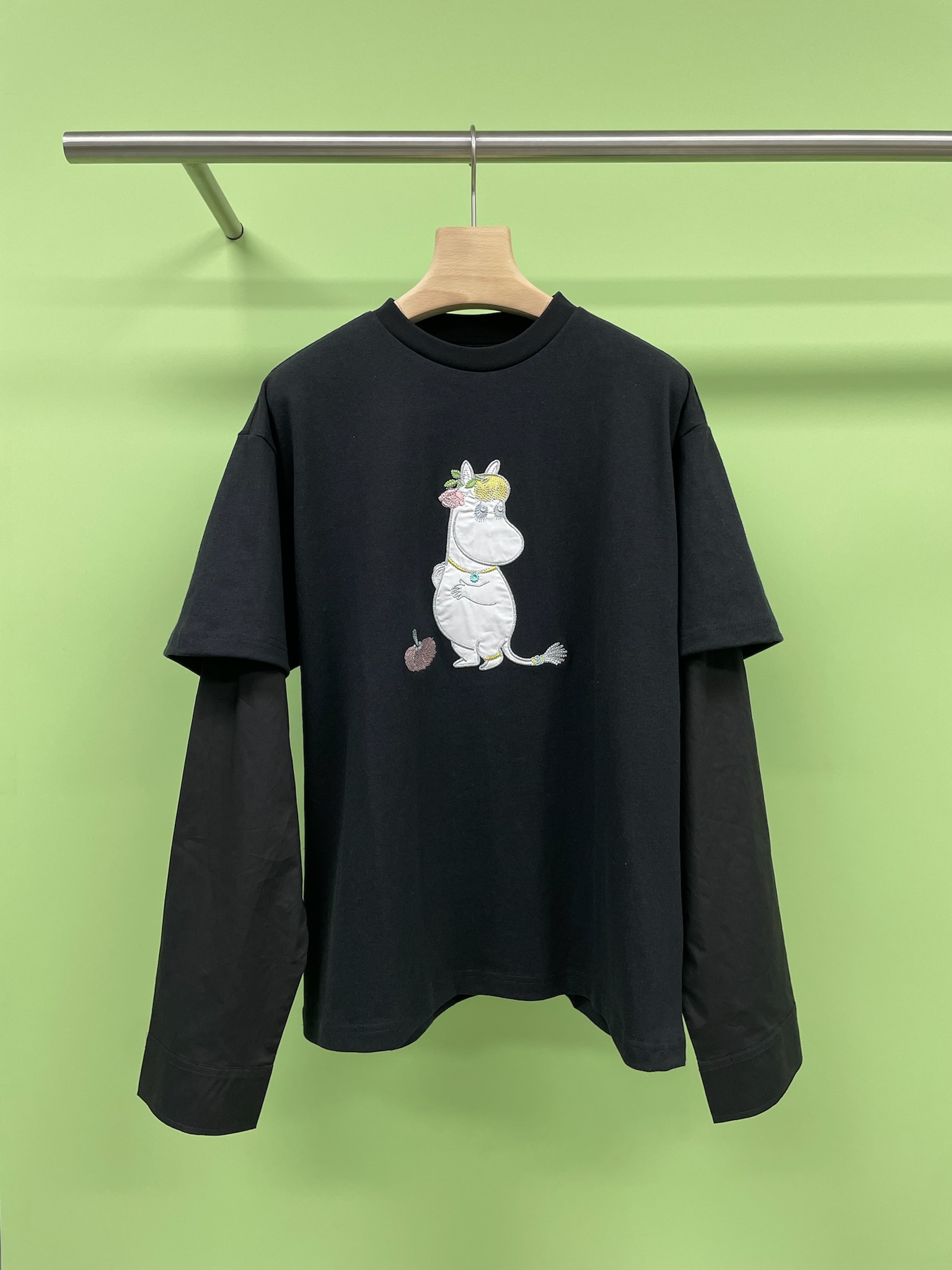 NO:441314,Acne Studios x Moomin co-branded series season 2, Acne Studios joins hands with the classic character Moomin written by Finnish national treasure writer Tove Jansson to launch a co-branded series. This collaboration integrates the cute images and fantasy stories of the Moomin family into fashion design, creating a unique trendy item, with healing pink stripes as the main tone, gentle without losing strength. The cartoon pattern design is a tribute to childhood innocence and creative thinking. The classic characters become lively prints, and Acne  Studios emoticon series combines the collision and exchange of Scandinavian culture and youth trends, unique fun and creativity, and fun expressions that capture youthful and playful atmosphere. This is the favorite shirt sleeve base shirt that you must not miss. The black elements basically have an unlimited shelf life. Combining sports style and new school style, it is completely an ideal choice for fashionable and casualness. The whole set of styles is lazy and casual, with high comfort. It is very top-notch for autumn and winter wear, and it is definitely a set that you can't put down. Number Xs S M,,acne studios,dior,shirts,alexander wang19860909Acne Studios x Moomin联名系列第二季,Acne Studios 携手芬兰国宝级作家Tove Jansson笔下的经典角色Moomin推出联名系列,此次合作,将Moomin一族的可爱形象与奇幻故事融入时尚设计,打造出别具一格的潮流单品,以治愈系的粉色条纹为主基调,温柔而不失力量,卡通图案设计是对童年纯真与创意思维的致敬,经典角色化身灵动印花,与Acne Studios表情系列单品相结合,呈现统斯堪的纳维亚文化与青年潮流的碰撞和交流,独特趣味与创意,捕捉青春、俏皮气息的玩趣表达,这是绝不能错过的最爱的衬衫袖打底衫,黑色元素基本上拥有无限保质期,结合了sporty精致运动风和新派学院风结合,完全就是时髦休闲的理想选择,整套版型上身慵懒又随性,舒适度敲高,秋冬穿都是很顶级的,绝对让你爱不释手的一套. 码数Xs S M,,acne studios,dior,shirts,alexander wang,Women's clothing