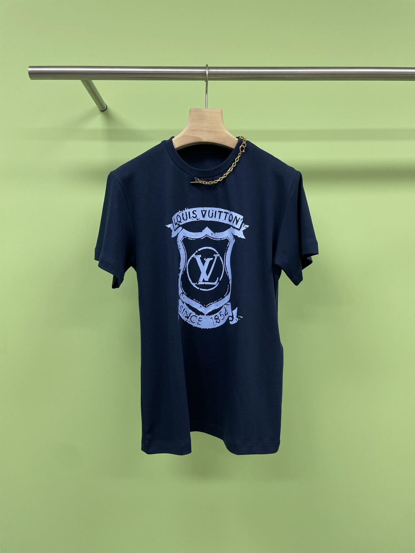 NO:441322,Louis Vuitton LV dark blue badge logo pattern gold chain neckline short-sleeved T-shirt, classic shield pattern printing, paired with metal chain decoration, simple and atmospheric, pure cotton fabric comfortable and breathable, round neck design, versatile and unsatisfactory style. Suitable for daily wear, the upper body effect is very good, customized imported twill cotton material, mercerized processing is silky, comfortable and skin-friendly and breathable, simple solid color decoration is decorated with the neckline iconic brand letter Logo metal pendant chain decoration, highlighting the brand's high-end texture and fashionable style, surface auxiliary materials are developed, regular style cut and dressing, versatile and casual slack makes you stand out among the crowd. SML,,louis vuitton,louis vuitton,T-shirt,tees,t-shirt,alexander wang19860909路易威登 LV深蓝色徽章logo图案金链领口短袖T恤,经典盾牌图案印花,搭配金属链条装饰,简约大气,纯棉面料舒适透气,圆领设计,版型百搭不挑人.适合日常穿搭,上身效果很好,定制进口斜纹全棉材质 ,丝光处理丝滑舒适亲肤透气,简约纯色饰以领口标志性品牌字母Logo金属吊坠链条装饰,凸显品牌高级质感时髦洋气,面辅料开发常规版型剪裁穿搭,百搭随意松弛感让你在人群中脱颖而出. 码数SML,,louis vuitton,louis vuitton,T-shirt,tees，t-shirt,alexander wang,Women's clothing
