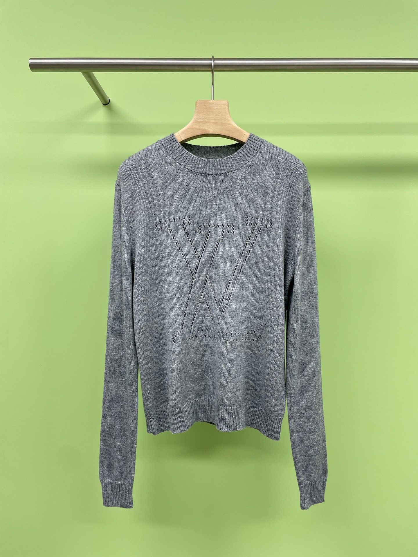 NO:441332,LV2025 autumn and winter new sequin letter base sweater, stunning sequin letter sweater, will surely ignite your fashion. Today I want to recommend a fashion item that will definitely stun you - sequin jacquard letter sweater. Whether it is due to the charm of the letter itself or the blessing of sequin art, letter sweaters can always give people a unique and charming feeling. It is really super cute. First of all, they will use unique letter hollow jacquard on the sweater, making you the most eye-catching focus in the crowd. It is so cute that it makes people envious and jealous. Moreover, letter sweaters  It can also interpret different personalities and styles. For example, if you like simple and refreshing styles, then choose a monochrome letter jacquard sweater to give people a clean and neat feeling. If you prefer a more intense and more ostentatious style, then choose sequin letter embroidered on the sweater. You can choose colorful color tuning or bright saturation to make the whole dress full of vitality. In addition to the style choice, letter sweaters can also be matched with various bottoms. Whether paired with skirts, pants, or jeans, you can easily create a fashionable and personalized look.  SML, louis vuitton, skirts, jeans, sweaters, alexander wang19860909LV2025秋冬新款亮片字母打底毛衣,惊艳夺目的亮片字母毛衣,定会点燃你的时尚,今天我要向大家推荐一款绝对令你惊艳的时尚单品——亮片提花字母毛衣,不论是由于字母的魅力本身,还是通过亮片艺术的加持,字母毛衣总能给人一种别致、迷人的感受,真的是超级可爱啊,首先,它们会以独特的字母镂空提花在毛衣上,让你成为人群中最瞩目的焦点,简直可爱到让人羡慕嫉妒恨啊,而且,字母毛衣还可以诠释出不同的个性和风格,比如说,如果你喜欢简约、清爽风格,那就选择单色字母提花毛衣上,给人一种干净利落的感觉,如果你更喜欢浓烈、个性张扬一点的风格,那就选择亮片字母绣在毛衣上,你可以选择炫彩的调色,或是鲜艳的饱和度,让整个衣着都变得活力四溢,除了风格的选择,字母毛衣还可以搭配各种不同的下装.无论是搭配裙子还是裤子、牛仔裤,都能轻松打造出时尚又有个性的造型. 码数SML,,louis vuitton,skirts,jeans,sweaters,alexander wang,Women's clothing