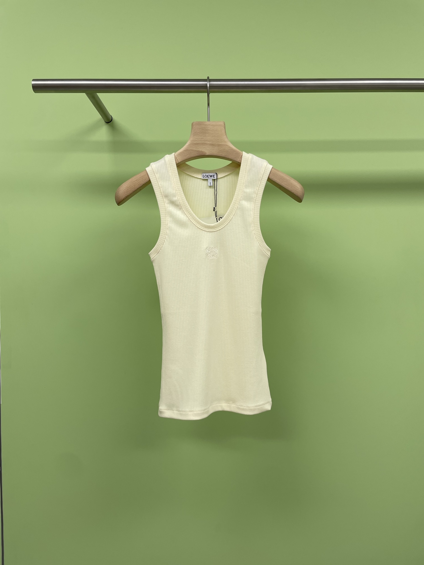 NO:442139,LOEWE spring and summer new logo embroidered slim vest, the most fashionable item, layered 'experts'. You must win it, it can be sweet, salty, spicy, and retro, and a small vest can support it!  This issue of universal 'classic logo' vest is reported. One hit hit the girl's heart and can't stand it at all. It can be matched all year round. All three colors must be used and can be used at any time. I believe that I will focus on this fabric first. After the spring comes, I need some soft and small items to adjust the thickness. Then it is definitely the first choice. The texture is super soft and glutinous, and it is very thin. The upper body looks like a walking hormone. The overall vertical knitted pit strips are visually slim. I won't emphasize how thin it is. The large U-shaped neckline sets off the slim collarbone, and the wide strap I-shaped vest design can cover the trapezoid and create right-angled shoulders. I also specially controlled the remaining amount of the underarms for you. For it, the auxiliary breast is spreading water. There is no worry about having flesh on the upper body. It is the strongest assist for the inner wear. Take all the coats and light up the overall shape easily and will not steal the limelight of the outer coat.  SML, loewe, jackets & coats,alexander wang19860909LOEWE春夏新款Logo刺绣修身背心,最时髦的单品 叠穿“高手” 一定要拿下,可甜可盐可辣可复古,一件小背心就能撑起的时髦！本期万能“经典logo”背心来报道,一击命中少女心根本招架不住,可以配一年四季啊,三个色都要拥有,随时能派上搭配用场,信我这件面料我先重点Cue一下,入春后需要一些柔软小单品来调剂厚重感,那它绝对是首选,质感超级软糯,很轻薄一件,上身仿佛行走的荷尔蒙,整体都是竖针织坑条视觉上有多显瘦我就不强调了,大U形领口 衬托锁骨纤细,宽背带工字背心设计,能遮住斜方肌,打造直角肩,我还特意给你们把控了下腋下的余量,遮副乳对它来说就是撒撒水,上身有肉根本不担心,做内搭的 Look最强助攻,通吃所有外套,轻轻松松点亮整体造型,还不会抢外衣的风头. 码数SML,,loewe,jackets & coats,alexander wang,Women's clothing