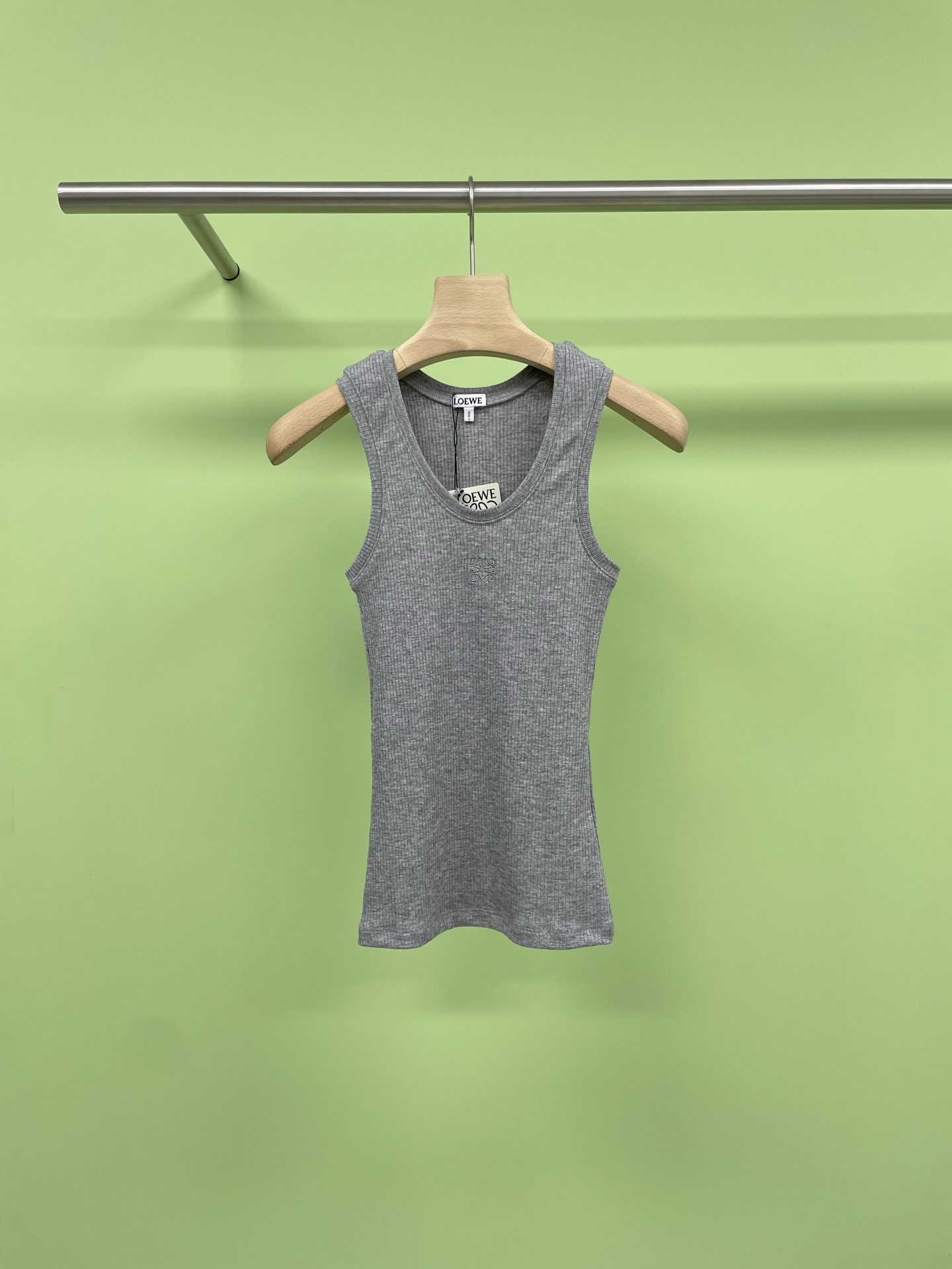 NO:442154,LOEWE spring and summer new logo embroidered slim vest, the most fashionable item, layered 'experts'. You must win it, it can be sweet, salty, spicy, and retro, and a small vest can support it!  This issue of universal 'classic logo' vest is reported. One hit hit the girl's heart and can't stand it at all. It can be matched all year round. All three colors must be used and can be used at any time. I believe that I will focus on this fabric first. After the spring comes, I need some soft and small items to adjust the thickness. Then it is definitely the first choice. The texture is super soft and glutinous, and it is very thin. The upper body looks like a walking hormone. The overall vertical knitted pit strips are visually slim. I won't emphasize how thin it is. The large U-shaped neckline sets off the slim collarbone, and the wide strap I-shaped vest design can cover the trapezoid and create right-angled shoulders. I also specially controlled the remaining amount of the underarms for you. For it, the auxiliary breast is spreading water. There is no worry about having flesh on the upper body. It is the strongest assist for the inner wear. Take all the coats and light up the overall shape easily and will not steal the limelight of the outer coat.  SML, loewe, jackets & coats,alexander wang19860909LOEWE春夏新款Logo刺绣修身背心,最时髦的单品 叠穿“高手” 一定要拿下,可甜可盐可辣可复古,一件小背心就能撑起的时髦！本期万能“经典logo”背心来报道,一击命中少女心根本招架不住,可以配一年四季啊,三个色都要拥有,随时能派上搭配用场,信我这件面料我先重点Cue一下,入春后需要一些柔软小单品来调剂厚重感,那它绝对是首选,质感超级软糯,很轻薄一件,上身仿佛行走的荷尔蒙,整体都是竖针织坑条视觉上有多显瘦我就不强调了,大U形领口 衬托锁骨纤细,宽背带工字背心设计,能遮住斜方肌,打造直角肩,我还特意给你们把控了下腋下的余量,遮副乳对它来说就是撒撒水,上身有肉根本不担心,做内搭的 Look最强助攻,通吃所有外套,轻轻松松点亮整体造型,还不会抢外衣的风头. 码数SML,,loewe,jackets & coats,alexander wang,Women's clothing