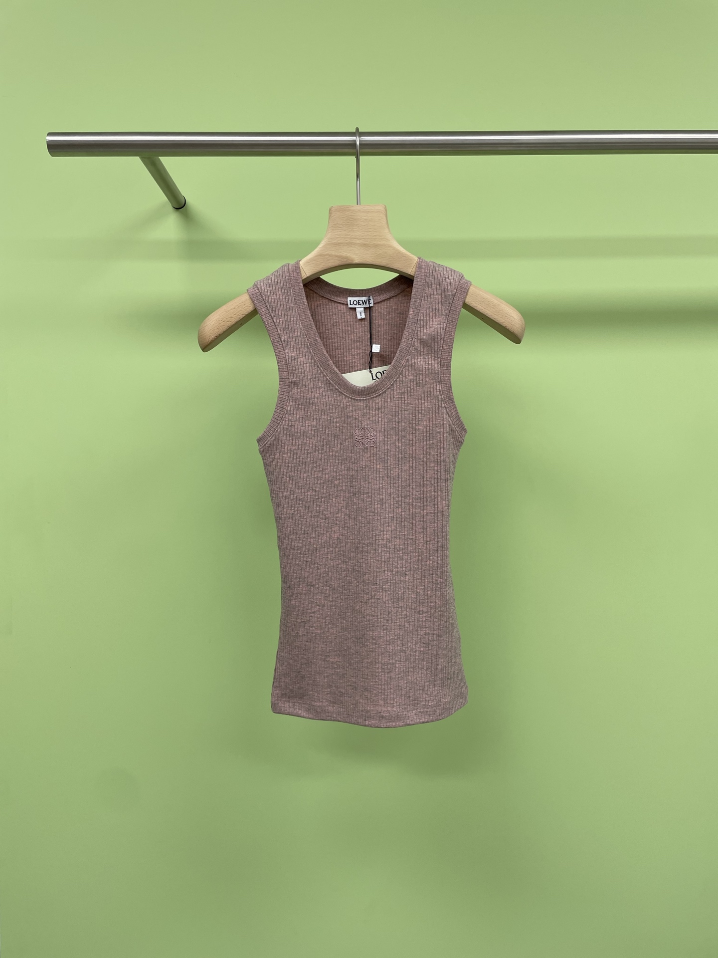 NO:442168,LOEWE spring and summer new logo embroidered slim vest, the most fashionable item, layered 'experts'. You must win it, it can be sweet, salty, spicy, and retro, and a small vest can support it!  This issue of universal 'classic logo' vest is reported. One hit hit the girl's heart and can't stand it at all. It can be matched all year round. All three colors must be used and can be used at any time. I believe that I will focus on this fabric first. After the spring comes, I need some soft and small items to adjust the thickness. Then it is definitely the first choice. The texture is super soft and glutinous, and it is very thin. The upper body looks like a walking hormone. The overall vertical knitted pit strips are visually slim. I won't emphasize how thin it is. The large U-shaped neckline sets off the slim collarbone, and the wide strap I-shaped vest design can cover the trapezoid and create right-angled shoulders. I also specially controlled the remaining amount of the underarms for you. For it, the auxiliary breast is spreading water. There is no worry about having flesh on the upper body. It is the strongest assist for the inner wear. Take all the coats and light up the overall shape easily and will not steal the limelight of the outer coat.  SML, loewe, jackets & coats,alexander wang19860909LOEWE春夏新款Logo刺绣修身背心,最时髦的单品 叠穿“高手” 一定要拿下,可甜可盐可辣可复古,一件小背心就能撑起的时髦！本期万能“经典logo”背心来报道,一击命中少女心根本招架不住,可以配一年四季啊,三个色都要拥有,随时能派上搭配用场,信我这件面料我先重点Cue一下,入春后需要一些柔软小单品来调剂厚重感,那它绝对是首选,质感超级软糯,很轻薄一件,上身仿佛行走的荷尔蒙,整体都是竖针织坑条视觉上有多显瘦我就不强调了,大U形领口 衬托锁骨纤细,宽背带工字背心设计,能遮住斜方肌,打造直角肩,我还特意给你们把控了下腋下的余量,遮副乳对它来说就是撒撒水,上身有肉根本不担心,做内搭的 Look最强助攻,通吃所有外套,轻轻松松点亮整体造型,还不会抢外衣的风头. 码数SML,,loewe,jackets & coats,alexander wang,Women's clothing