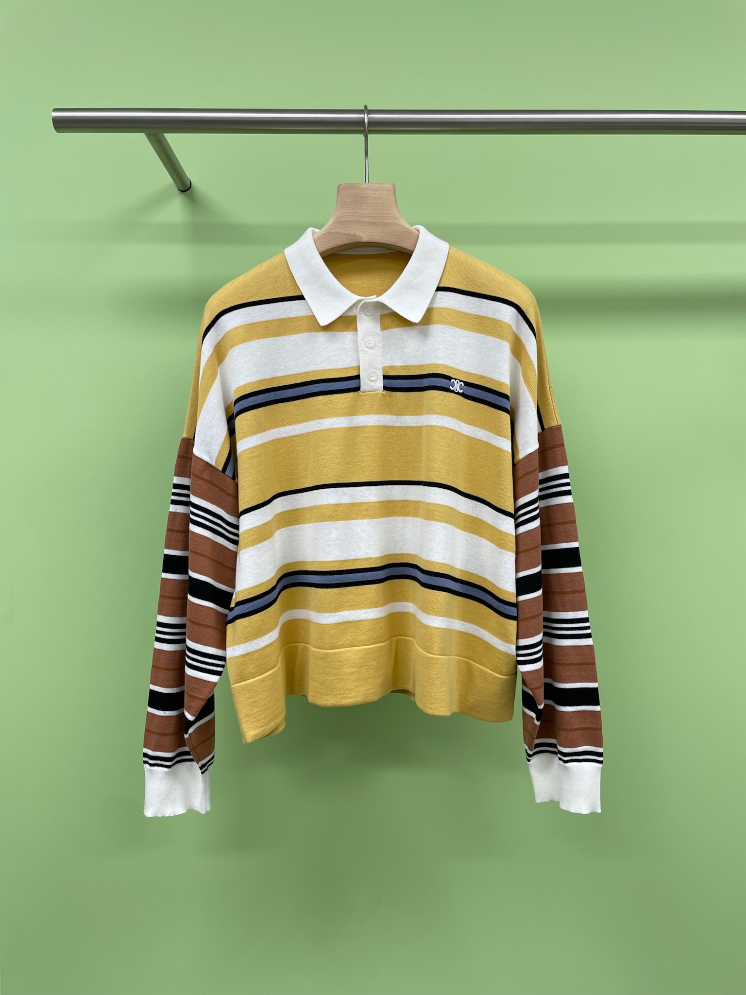 NO:444409,Celine2025 new sunny color retro striped Polo shirt, age-reducing and fashionable. Sisters, have you noticed that horizontal striped Polo shirts quietly occupy the fashion circle?  From the classic items in my dad's wardrobe to the deconstruction and transformation of today's big brands, horizontal striped Polo shirts have really become the top trend of retro style. Whether it is the 'short-sleeved striped top + five-point pants' that cool girls love the most, or the 'long-sleeved striped Polo shirt + short skirt' that European and American hot girls have the necessity, horizontal striped can easily control various styles, age-reducing and beautiful. Choose a loose-fitting short-sleeved striped Polo shirt, paired with a pair of high-waisted five-point pants, and instantly transform into a street fashionista. Long-sleeved striped Polo shirt + high-waisted short skirt, lengthening the leg lines, sexy and retro, paired with jeans or wide-leg pants to easily create a daily laziness. The fashionable items of the millennium are back, why not buy one?  Horizontal striped Polo shirts are really a must-have for spring and summer this year, sisters are fighting for ducks. SML, celine, skirts, jeans, T-shirt, alexander wang19860909Celine2025新款阳光色系复古条纹Polo衫,减龄又时髦 姐妹们,最近有没有发现,横条纹Polo衫悄悄占领时尚圈？从老爸衣柜里的经典单品到如今大牌的解构改造,横条纹Polo衫真的成了复古风潮的顶流,无论是酷女孩最爱的「短袖条纹上衣＋五分裤」,还是欧美辣妹必备的「长袖条纹Polo衫＋短裙」,横条纹都能轻松驾驭各种风格,减龄又好看,选择宽松版型的短袖条纹Polo衫,搭配一条高腰五分裤,瞬间变身街头潮人,长袖条纹Polo衫＋高腰短裙,拉长腿部线条,性感又复古,搭配牛仔裤或阔腿裤,轻松打造日常慵懒感,千禧年的时髦单品回归,还不赶紧入手一件？横条纹Polo衫真的是今年春夏必备,姐妹们冲鸭. 码数SML,,celine,skirts,jeans,T-shirt,alexander wang,Women's clothing