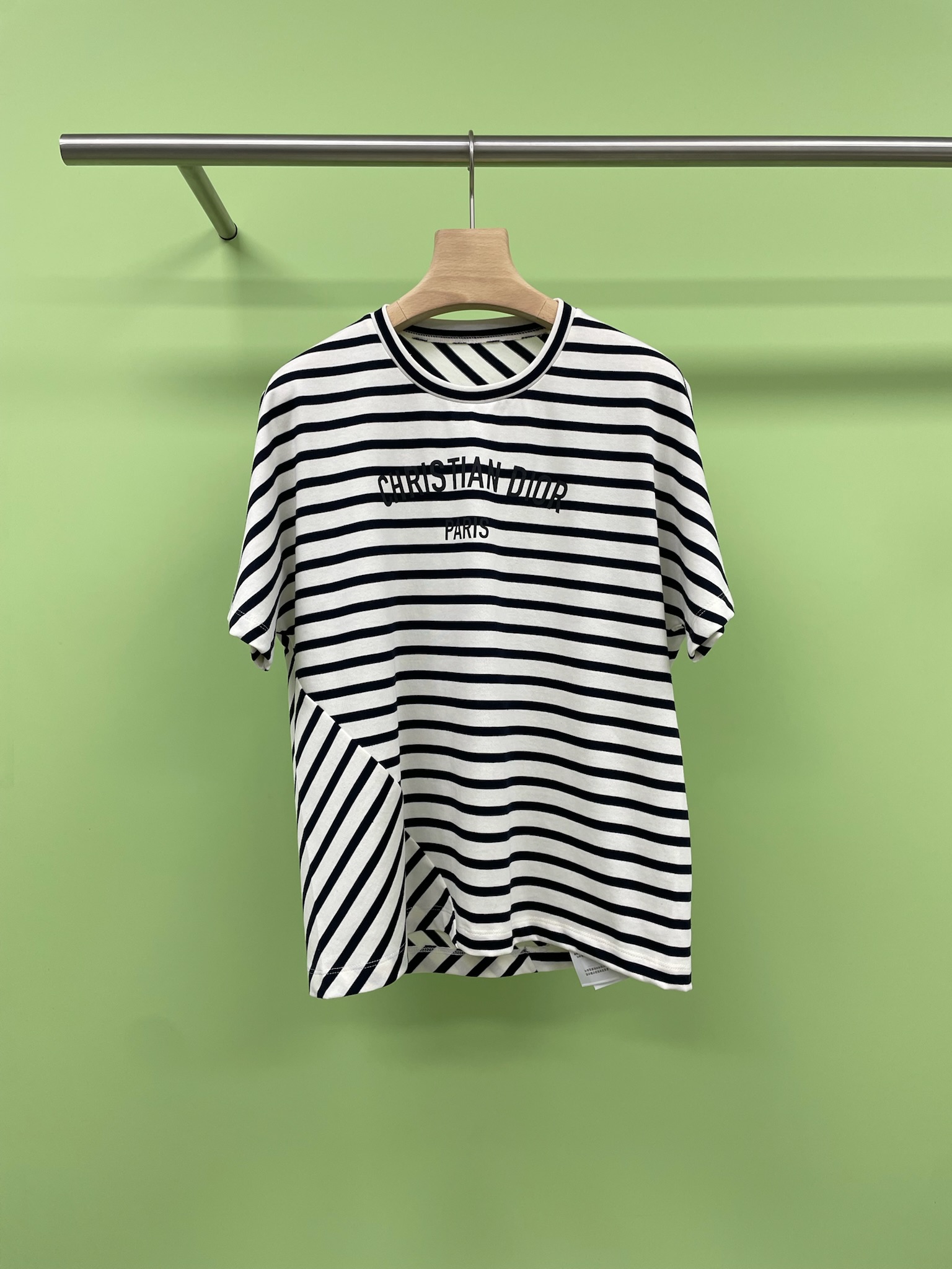 NO:444421,Dior2025 spring and summer new striped loose T-shirt, the love of striped control, this T-shirt breaks the convention and splices with stripes in different directions to create visual layers. The front-facing horizontal stripes + vertical stripes on the sleeves and horizontal stripes below the waist, small flying piece structure on the shoulders (front shoulder design), forming an A-shaped trapezoidal pattern with wide upper body and a vertical lengthening of the body. Pure cotton material, comfortable and breathable and easy to care for, the striped neckline contrasts color, the long the hip line does not press the height, loose above the waist and narrow below, the detailed design makes the basic T-shirt have a slimming function and a unique design sense. Summer outfit is not monotonous, and it can easily wear fashionable styles.,,dior,tees,t-shirt,alexander wang19860909Dior2025春夏新款条纹宽松T恤,条纹控的挚爱,这款 T 恤打破常规,以不同方向条纹拼接,营造视觉层次,前身中央横条纹 + 袖身竖条纹及腰部以下横条纹,肩部小飞片结构（正肩设计）,形成上宽下收的 A 字梯形版型,实现上半身显窄、纵向拉长身形的显瘦效果, 纯棉材质,舒适透气好打理,条纹款领口边撞色,衣长至臀线中上不压身高,腰部以上宽松、以下收窄,细节设计让基础款 T 恤兼具显瘦功能与独特设计感,夏日穿搭不单调,轻松穿出时髦造型.,,dior,tees，t-shirt,alexander wang,Women's clothing