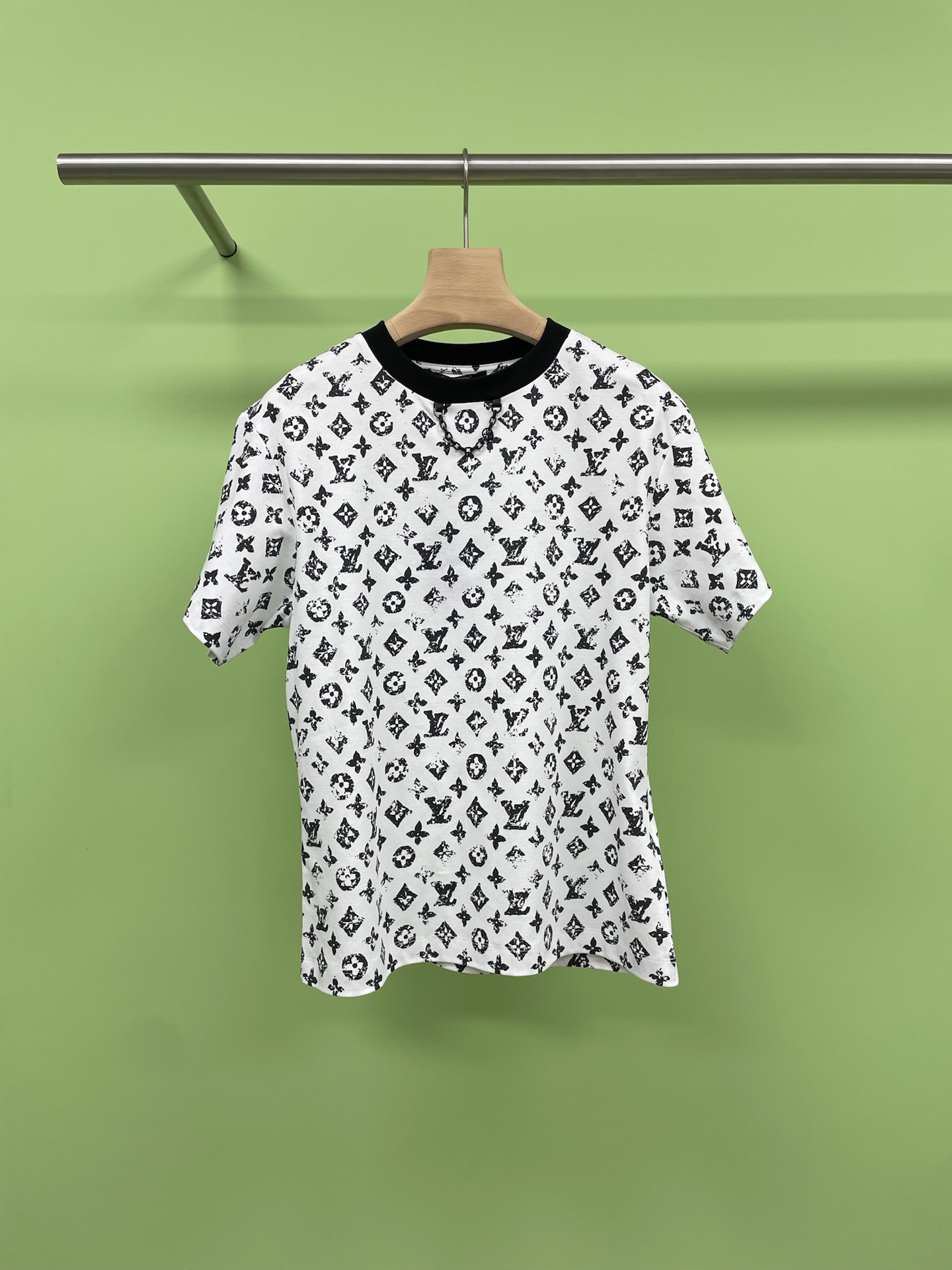 NO:444435,LV presbyopia monogram 3D pattern printing chain T, which is processed by positioning and tailoring, presents exquisite letter patterns, short-sleeved straight cut, retro chain embellishment, ready-to-wear retro and fashionable, customized YB cotton material, light and breathable, very suitable for summer outfits, soft skin, comfortable and comfortable to wear, good sweat-absorbing and breathable performance, even if worn for a long time, it will not feel stuffy, not easily deformed and wrinkled, maintain a neat appearance, and is easier to take care of. Overall, it has both the fashionable appearance of a big brand, and also takes into account the comfortable experience of wearing. SML,,louis vuitton,T-shirt,alexander wang19860909LV 老花monogram 3D图案印花链条T,沿用定位剪裁印花工艺处理,呈现精致字母图案、短袖直版剪裁,复古链条点缀 ,成衣复古时髦,定制YB全棉材质,轻薄透气,很适合夏天的穿搭,亲肤柔软,贴身穿舒适自在,吸汗透气性能佳,即便长时间穿着也不会觉得闷热,不易变形起皱,保持利落外观,打理起来也更轻松,整体而言,既有大牌的时尚排面,又兼顾穿着的舒适体验. 码数SML,,louis vuitton,T-shirt,alexander wang,Women's clothing