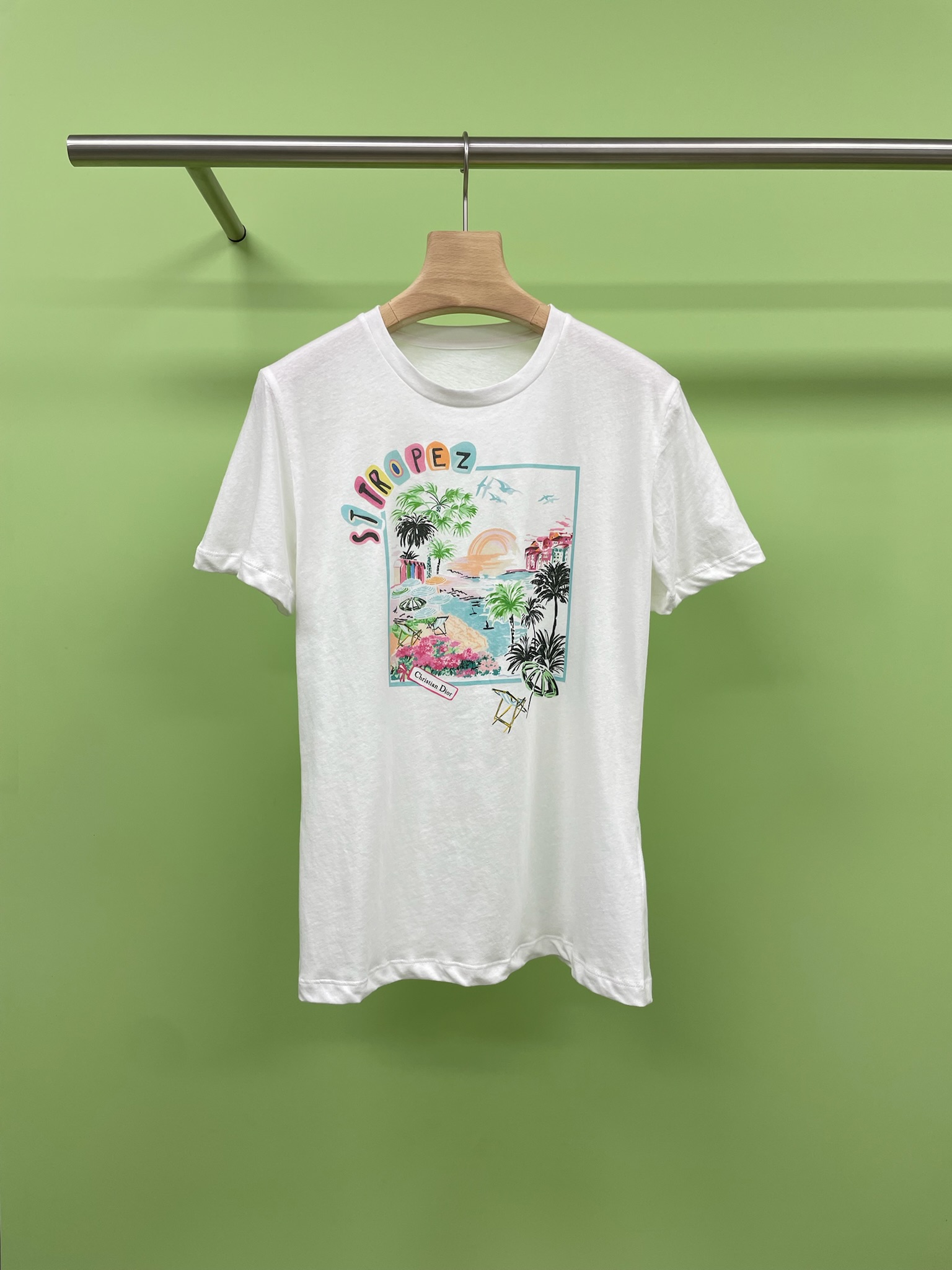 NO:444449,Dior CD2025 Color Printed City Limited T-shirt, wear Paris on summer citywalk, this Dior Paris landscape print T directly controls romance with the Eiffel Tower, Oriental Pearl, Arc de Triomphe... The colorful illustrations are so vacation-like, refreshing and casual, as if on the streets of Paris, Dior Heavy Industry, cotton plain fabric, Flowers pattern, fusion inkjet craftsmanship, and decorated with colorful city prints. This standard style is comfortable and versatile, and is carefully made of ultra-thin dense cotton jersey fabric to create a casual look. This year's hot model, buy as soon as possible. SML, dior, dior, tees, t-shirt, alexander wang19860909Dior迪奥CD2025彩色印花城市限定T恤,把巴黎穿在身上夏日citywalk穿搭,这件迪奥巴黎风景印花T 直接把浪漫拿捏埃菲尔铁塔、东方明珠,凯旋门… 彩色插画好有度假感, 清爽又随性, 仿佛在巴黎街头,迪奥家重工,棉质平纹面料,Flowers 图案,融合喷墨工艺,以缤纷城市印花装点品牌标志,这款标准版型舒适百搭,采用超薄的密纺棉质平纹针织面料精心制作,打造休闲造型,今年大热款,尽早入手. 码数SML,,dior,dior,tees，t-shirt,alexander wang,Women's clothing