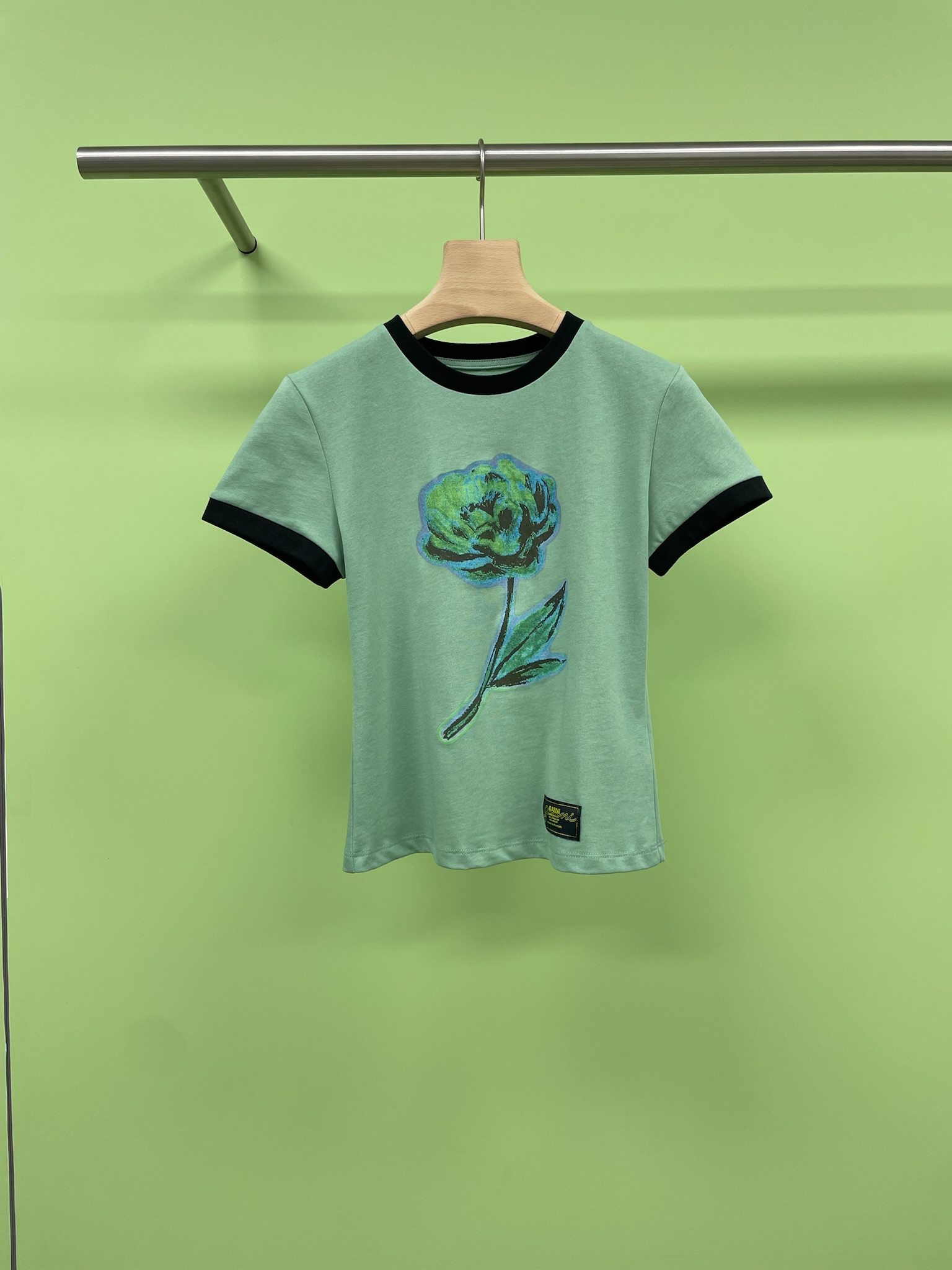 NO:444458,Ganni2025撞色边玫瑰印花修身T恤,设计感撞色短袖个子修身显瘦,对大家来说T恤就是一年四季都要必备的,真的要闭眼入手,凸显时髦与调性,不仅包容性好而且上身高级又时髦,整件T恤是刚刚好的修身版型,做成了蕞遮肉显瘦的程度,经典圆领设计,领口和袖口的撞色设计增加了整体的复 The ancient feel is full of Korean atmosphere on the upper body, and the clean and neat style looks good when you wear it in daily life. It is also very inclusive to the figure. You can feel comfortable to go out with a fashionable look when wearing it alone or layering it. The fabric is soft and delicate, with a certain elasticity. The skin feels tight and comfortable to move. The short design continues the style of the styling. The upper body has American hot girls feels the classic contrasting colors, and it is more fashionable and outstanding when paired with this issue's skirt.  SML, skirts, T-shirt, tees, t-shirt, alexander wang19860909Ganni2025撞色边玫瑰印花修身T恤,设计感撞色短袖个子修身显瘦,对大家来说T恤就是一年四季都要必备的,真的要闭眼入手,凸显时髦与调性,不仅包容性好而且上身高级又时髦,整件T恤是刚刚好的修身版型,做成了蕞遮肉显瘦的程度,经典圆领设计,领口和袖口的撞色设计增加了整体的复古感,上身韩系氛围感满满巨巨巨减龄,干净利落的版型敲日常谁穿谁好看,对身材的包容性也很强,日常单穿或叠穿都可以放心时髦出街,面料柔软细腻,有一定的弹力,上身肤感不紧绷活动自如敲舒服,短款设计延续佰搭风格,上身有美式辣妹的feel了经典的撞色,搭配本期的半身裙更加时髦出彩. 码数SML,,skirts,T-shirt,tees，t-shirt,alexander wang,Women's clothing