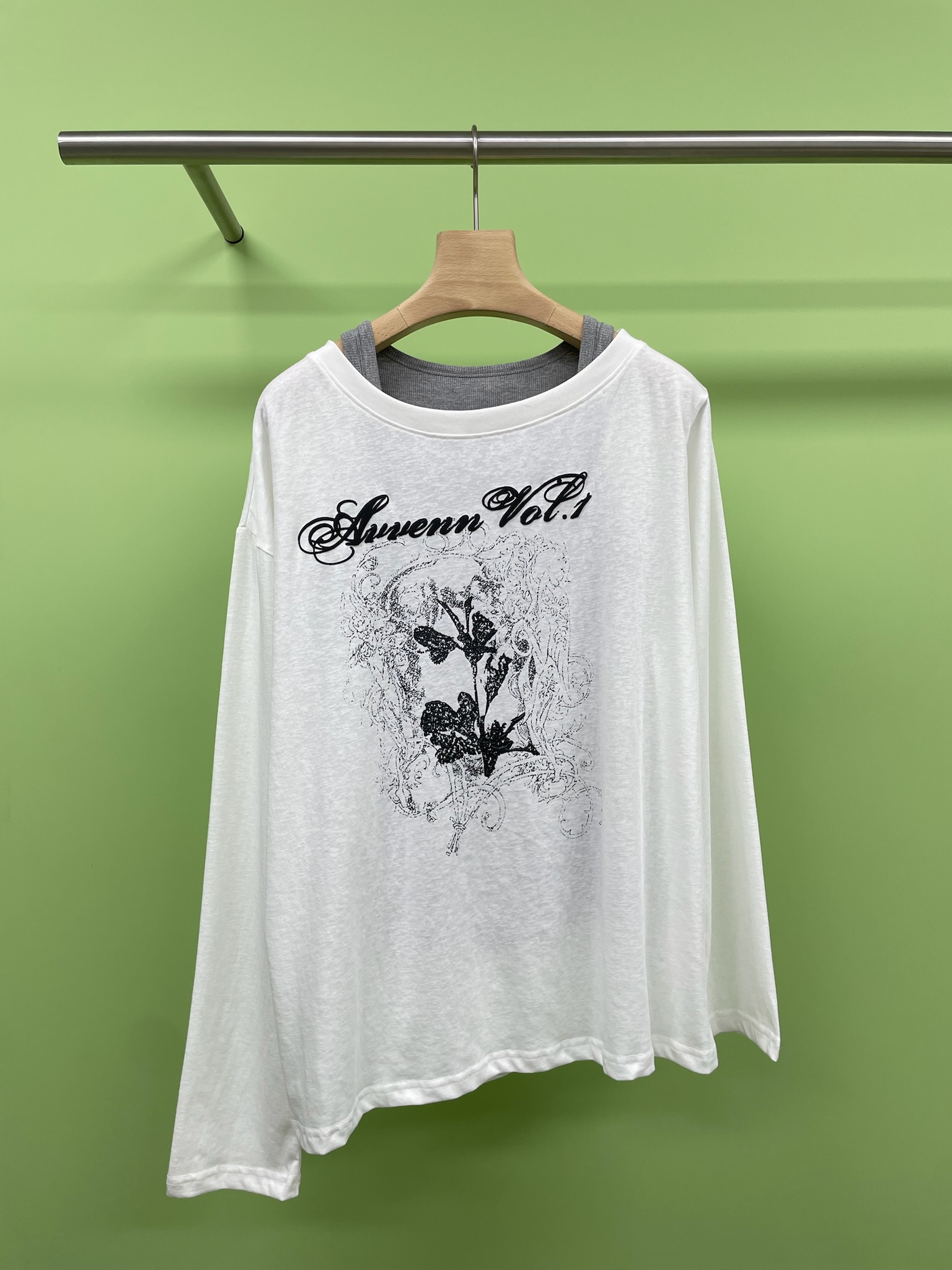 NO:444468,AVVENN 2025 autumn new product loose straight version off-shoulder inner strap really two T-shirts, the upper body is lazy and full of style, the contrasting apricot and beige color is very high-end, the loose style covers the flesh and makes people slim, the feeling of shaking in the clothes, the upper body is huge paper, the fabric is comfortable and breathable, it is very sexy to match the inner layer to reveal the shoulder straps, it is sexy, paired with hot pants, denim mid-trousers, a whole sexy and unpretentious beauty, taking photos is really beyond the film, whether it is daily travel or partying, this base shirt can make you the focus, paired with high-waisted pants or short skirts, easily create a summer fashion look, come and make your summer outfit more unique. SML, skirts, tees, t-shirt, alexander wang19860909AVVENN2025秋季新品宽松直版露肩内搭吊带真两件T恤,上身随便穿都慵懒风满满,杏和米色撞色高级感十足,宽松版型遮肉显瘦,人在衣中晃的感觉,上身巨纸片人,面料舒适透气,随意搭配内搭露出肩带好sexy,搭配热裤牛仔中裤一整个性感又不做作的美,拍照真的超出片,无论是日常出行,还是参加派对,这款打底衫都能让你成为焦点,搭配高腰裤或短裙,轻松打造夏日时尚造型,快来让你的夏日穿搭更加别致吧. 码数SML,,skirts,tees，t-shirt,alexander wang,Women's clothing