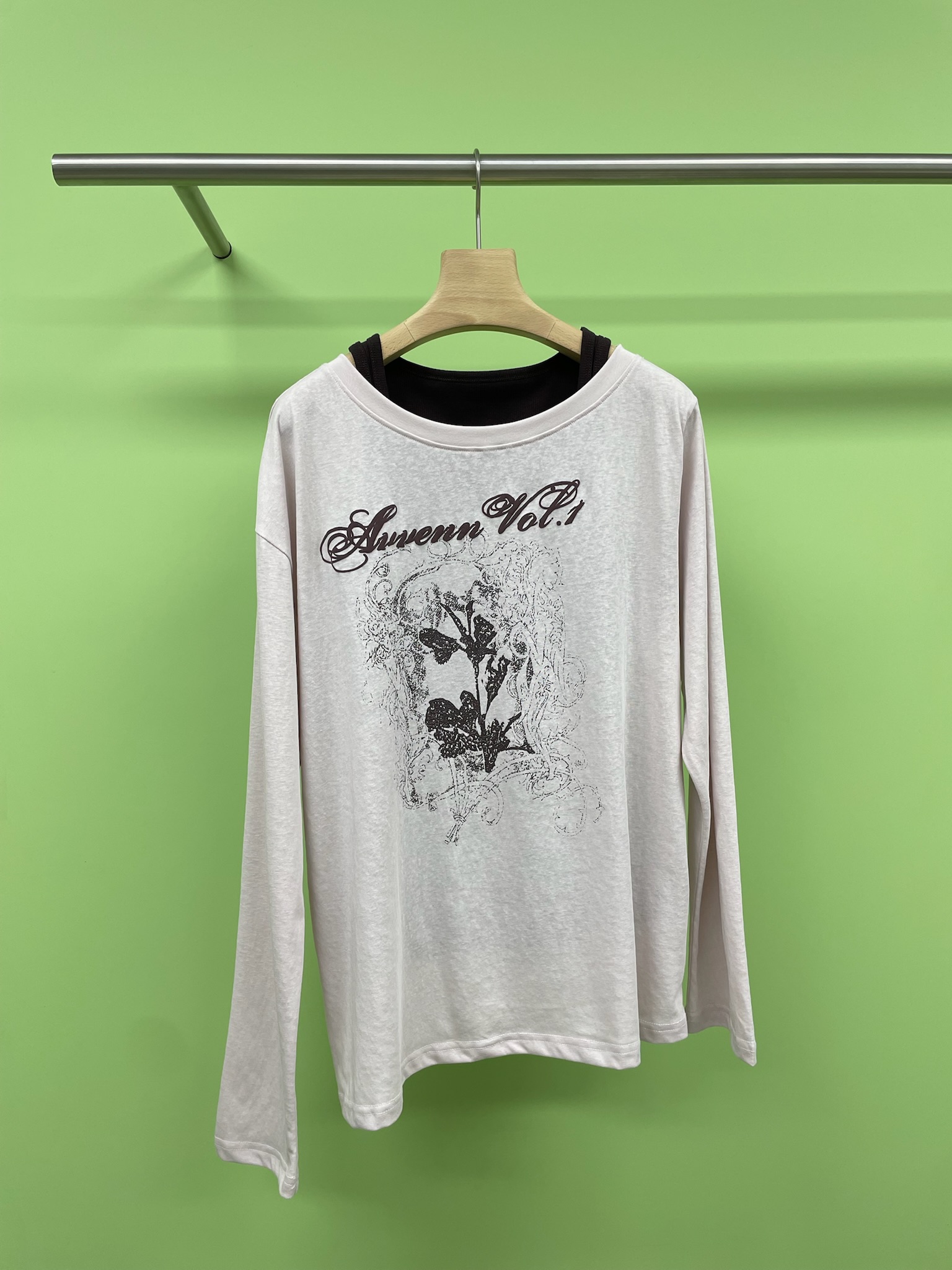 NO:444479,AVVENN 2025 autumn new product loose straight version off-shoulder inner strap really two T-shirts, the upper body is lazy and full of style, the contrasting apricot and beige color is very high-end, the loose style covers the flesh and makes people slim, the feeling of shaking in the clothes, the upper body is huge paper, the fabric is comfortable and breathable, it is very sexy to match the inner layer to reveal the shoulder straps, it is sexy, paired with hot pants, denim mid-trousers, a whole sexy and unpretentious beauty, taking photos is really beyond the film, whether it is daily travel or partying, this base shirt can make you the focus, paired with high-waisted pants or short skirts, easily create a summer fashion look, come and make your summer outfit more unique. SML, skirts, tees, t-shirt, alexander wang19860909AVVENN2025秋季新品宽松直版露肩内搭吊带真两件T恤,上身随便穿都慵懒风满满,杏和米色撞色高级感十足,宽松版型遮肉显瘦,人在衣中晃的感觉,上身巨纸片人,面料舒适透气,随意搭配内搭露出肩带好sexy,搭配热裤牛仔中裤一整个性感又不做作的美,拍照真的超出片,无论是日常出行,还是参加派对,这款打底衫都能让你成为焦点,搭配高腰裤或短裙,轻松打造夏日时尚造型,快来让你的夏日穿搭更加别致吧. 码数SML,,skirts,tees，t-shirt,alexander wang,Women's clothing