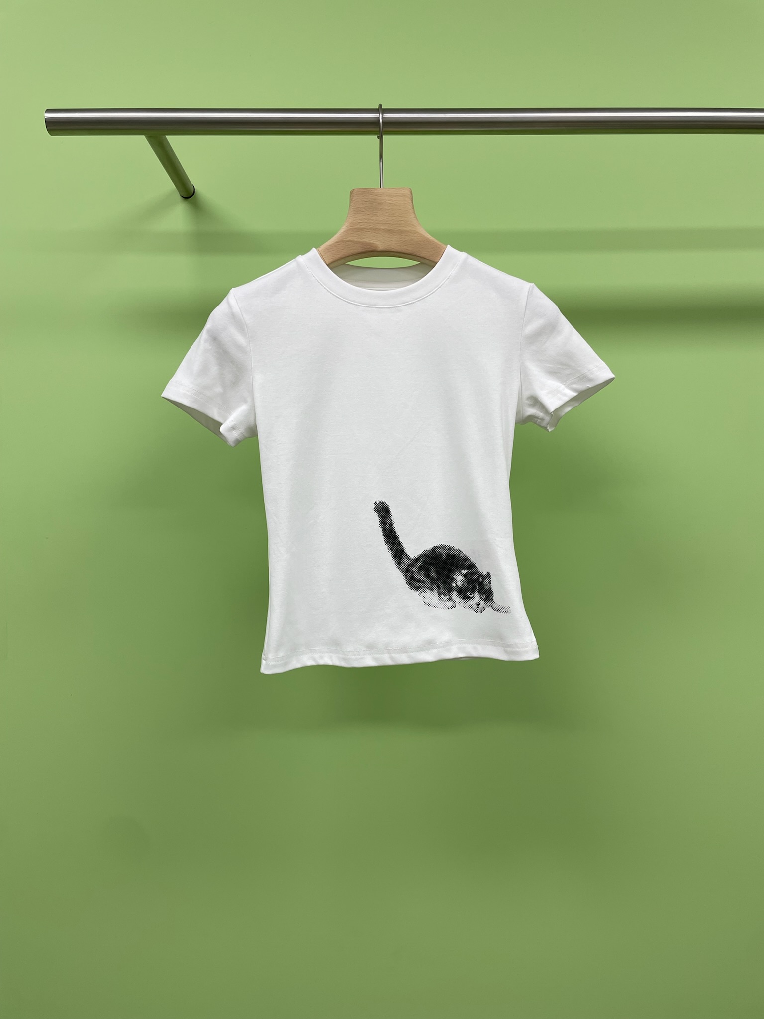 NO:444491,MARKGONG 2025 Fashion Women's Top White versatile Commuter Tight Kitten Printed Short Sleeve T-shirt, Sweet and Spicy Critical Strike, Cat Printed T-shirts make girls feel full of heart. Who can refuse a T-shirt that can 'be cute'?  This summer style BM short T-style, wear soft and cute cats on the body, and directly grasp the sweet and spicy feeling. The slim short design is extended in proportion. The small person can also wear the legs with two meters long. The tailor shoulders are cut and slim. The atmosphere of the right shoulders is relaxed. The shoulder lines are blurred. The stars are in the same place. The breathable cotton material is skin-friendly and sweat-free. It can also keep it refreshing when walking in the scorching sun. The traces and threaded necklines in the details are hidden texture. A random shot is a blockbuster of atmosphere. A guide to matching sweet and spicy on the street, a high-waist denim skirt + thick-soled canvas shoes, a navel-exposed design soars, a pleated skirt + mid-stocking, a Japanese girl-like feeling is coming, wide-leg work pants + baseball cap, casual and effortless, a secret weapon that is praised for being 'so cute' when dating, a C-position role for best friend parties, and even wearing sports pants alone can become an American hot girl in seconds.  ——The magic of this T-shirt is to make ordinary daily life full of surprises. This summer's 'Slaying the Male' outfit formula has been unlocked. Collect get the same cute critical hit. Wear it, even the wind brings the sweetness of orange soda. SML, skirts, T-shirt, tees, t-shirt, hats, alexander wang19860909MARKGONG 2025时尚女装上衣白色百搭通勤紧身小猫印花短袖T恤,甜辣暴击,猫咪印花T恤让少女心爆棚,谁能拒绝会 “卖萌” 的 T 恤？这件夏款 BM风短T,把软萌猫咪穿上身,甜辣感直接拿捏,修身短款设计拉长比例,小个子也能穿出腿长两米既视感,正肩剪裁藏肉显瘦,直角肩氛围感轻松 get,肩线模糊星人原地封神,透气棉料亲肤不闷汗,烈日下暴走也能保持清爽,细节处的走线和螺纹领口暗藏质感,随手一拍都是氛围感大片,甜辣出街搭配指南,高腰牛仔短裙 + 厚底帆布鞋,露脐设计辣度飙升,百褶半身裙 + 中筒袜,日系少女感扑面而来,阔腿工装裤 + 棒球帽,休闲率性不费力,约会时被夸 “好可爱” 的秘密武器,闺蜜聚会的 C 位担当,甚至单穿配运动裤都能秒变美式辣妹 —— 这件 T 恤的魔法,就是让普通日常也充满惊喜感,今年夏天的「斩男级」穿搭公式已解锁,收藏 get 同款萌系暴击,穿上它,连风都带着橘子汽水的甜. 码数SML,,skirts,T-shirt,tees，t-shirt,hats,alexander wang,Women's clothing