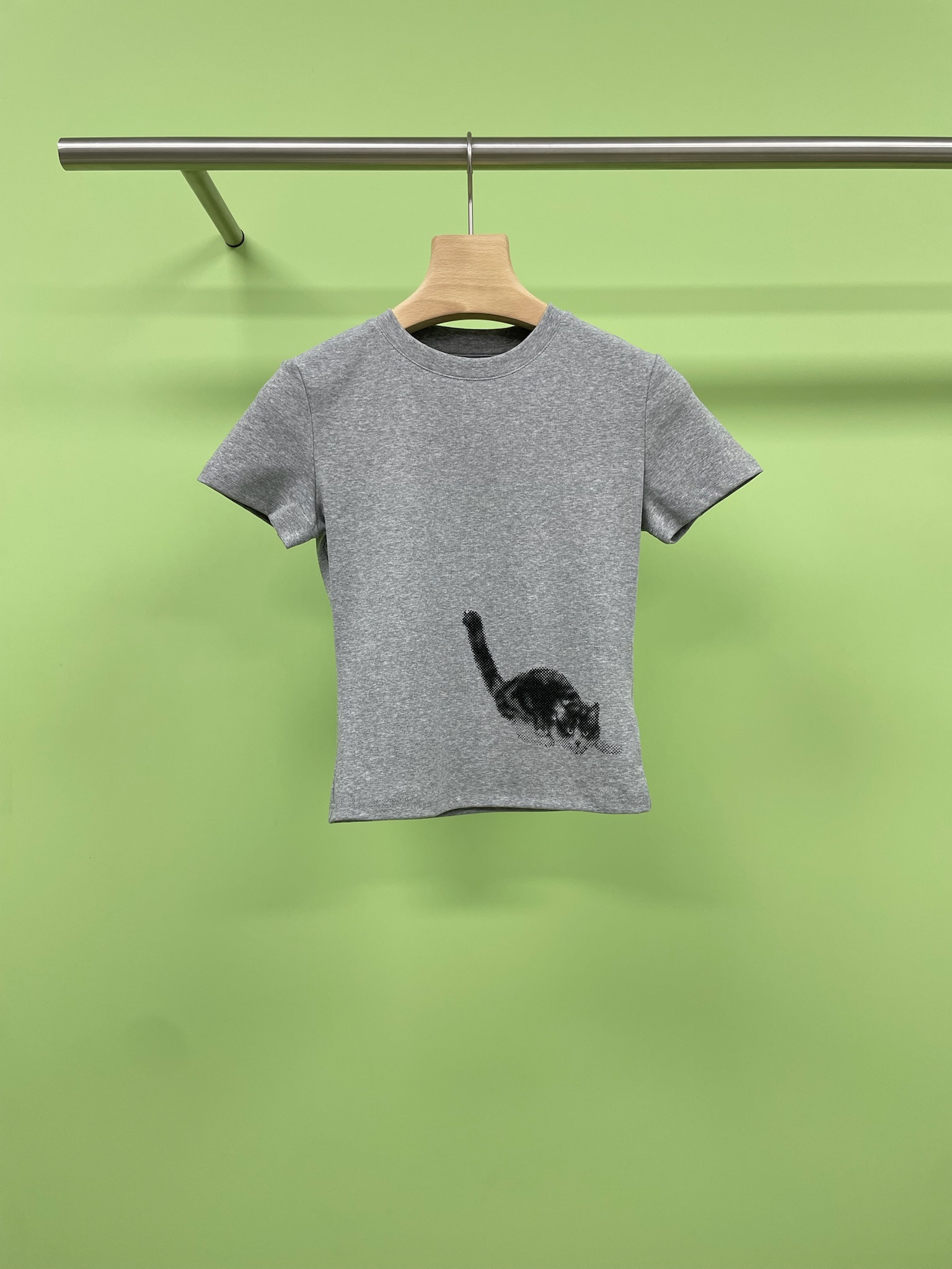 NO:444503,MARKGONG 2025 Fashion Women's Top White versatile Commuter Tight Kitten Printed Short Sleeve T-shirt, Sweet and Spicy Critical Strike, Cat Printed T-shirts make girls feel full of heart. Who can refuse a T-shirt that can 'be cute'?  This summer style BM short T-style, wear soft and cute cats on the body, and directly grasp the sweet and spicy feeling. The slim short design is extended in proportion. The small person can also wear the legs with two meters long. The tailor shoulders are cut and slim. The atmosphere of the right shoulders is relaxed. The shoulder lines are blurred. The stars are in the same place. The breathable cotton material is skin-friendly and sweat-free. It can also keep it refreshing when walking in the scorching sun. The traces and threaded necklines in the details are hidden texture. A random shot is a blockbuster of atmosphere. A guide to matching sweet and spicy on the street, a high-waist denim skirt + thick-soled canvas shoes, a navel-exposed design soars, a pleated skirt + mid-stocking, a Japanese girl-like feeling is coming, wide-leg work pants + baseball cap, casual and effortless, a secret weapon that is praised for being 'so cute' when dating, a C-position role for best friend parties, and even wearing sports pants alone can become an American hot girl in seconds.  ——The magic of this T-shirt is to make ordinary daily life full of surprises. This summer's 'Slaying the Male' outfit formula has been unlocked. Collect get the same cute critical hit. Wear it, even the wind brings the sweetness of orange soda. SML, skirts, T-shirt, tees, t-shirt, hats, alexander wang19860909MARKGONG 2025时尚女装上衣白色百搭通勤紧身小猫印花短袖T恤,甜辣暴击,猫咪印花T恤让少女心爆棚,谁能拒绝会 “卖萌” 的 T 恤？这件夏款 BM风短T,把软萌猫咪穿上身,甜辣感直接拿捏,修身短款设计拉长比例,小个子也能穿出腿长两米既视感,正肩剪裁藏肉显瘦,直角肩氛围感轻松 get,肩线模糊星人原地封神,透气棉料亲肤不闷汗,烈日下暴走也能保持清爽,细节处的走线和螺纹领口暗藏质感,随手一拍都是氛围感大片,甜辣出街搭配指南,高腰牛仔短裙 + 厚底帆布鞋,露脐设计辣度飙升,百褶半身裙 + 中筒袜,日系少女感扑面而来,阔腿工装裤 + 棒球帽,休闲率性不费力,约会时被夸 “好可爱” 的秘密武器,闺蜜聚会的 C 位担当,甚至单穿配运动裤都能秒变美式辣妹 —— 这件 T 恤的魔法,就是让普通日常也充满惊喜感,今年夏天的「斩男级」穿搭公式已解锁,收藏 get 同款萌系暴击,穿上它,连风都带着橘子汽水的甜. 码数SML,,skirts,T-shirt,tees，t-shirt,hats,alexander wang,Women's clothing