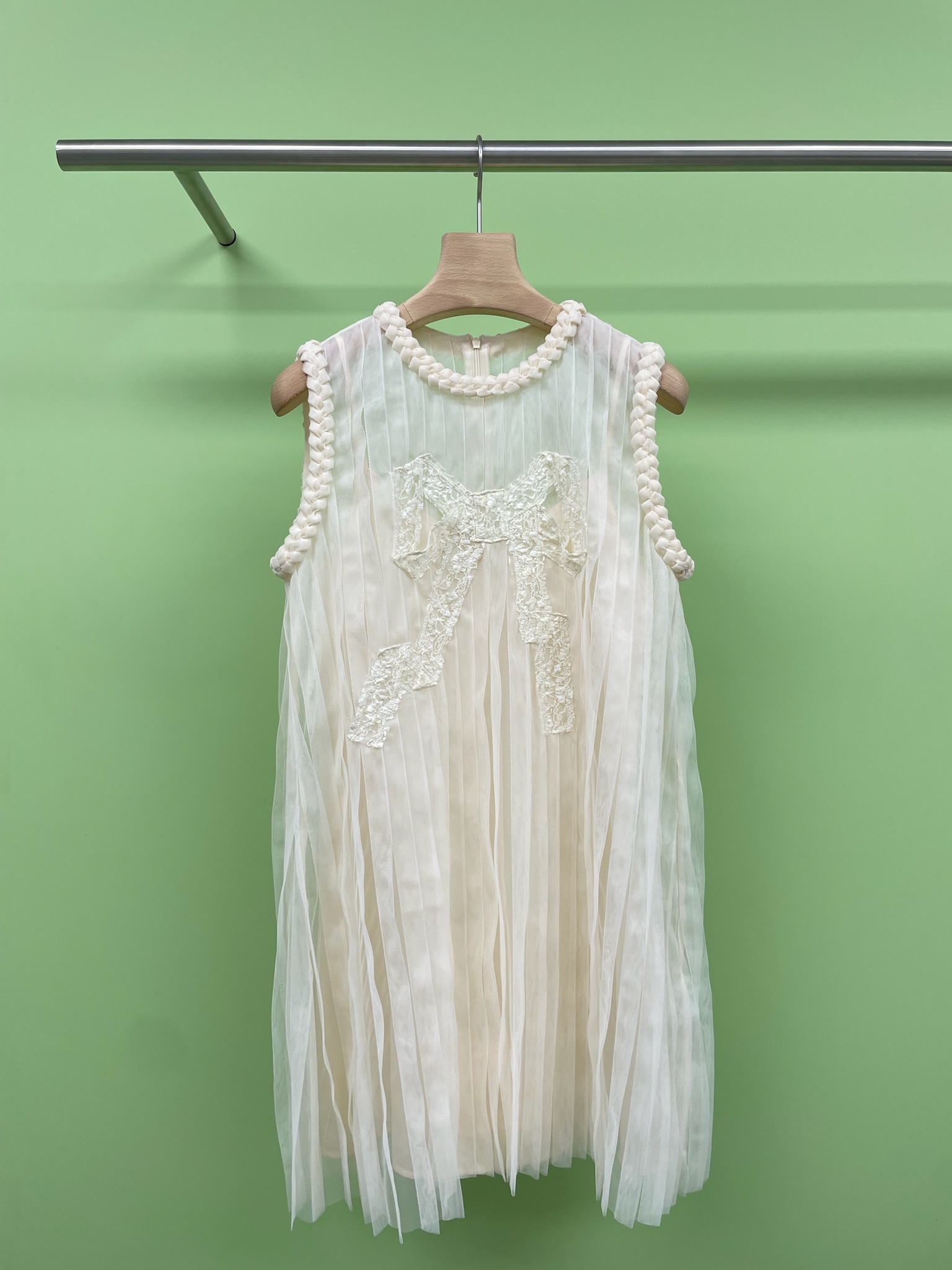 NO:444460,Dzzit 2025 spring and summer new bow-less dress, swan neck sniper, lace cheat skirt, three-dimensional lace bow × neck earrings, pleated skirt swings out soft fog halo, beige yarn comes with a breathing cooling system, sleeveless off-shoulder design swan neck right-angle shoulder double buff, high waistline cuts out the golden ratio of the whole leg under the chest, side waist pleats don't show your belly, let's dream in early summer, this hot butterfly pleated skirt does not allow you to know yet, exquisite lace outlines the dream bow, girl's heart can't hold back, super light mesh layered to create a hazy fairy feeling, making people can't wait to wear it out. SML, skirts, gold, alexander wang19860909Dzzit地素2025春夏新款蝴蝶结无袖连衣裙,天鹅颈狙击手,蕾丝作弊裙封神,胸线立体蕾丝蝴蝶结×领口木耳边,百褶裙摆荡出柔雾光晕,米白纱线自带呼吸感降温系统,无袖露肩设计天鹅颈直角肩双buff,高腰线切割出胸下全腿的黄金比例,侧腰褶皱吃撑也不显小肚子,让初夏梦幻一下,这件爆款蝴蝶百褶裙不允许你还不知道,精致蕾丝勾勒出梦幻蝴蝶结,少女心按捺不住了,超轻网纱层层叠加,打造朦胧仙气感,让人迫不及待穿去出片了. 码数SML,,skirts,gold,alexander wang,Women's clothing