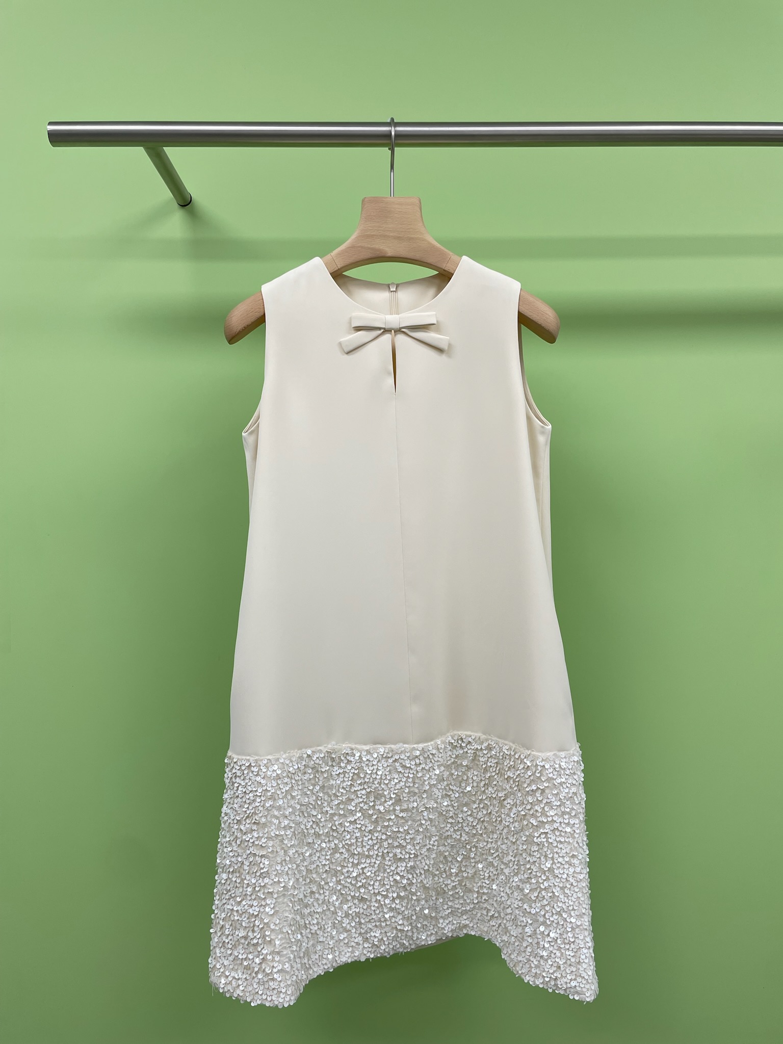 NO:444470,ForPoem's handmade bow sequins elegant and elegant sleeveless dress, the sleeveless design is super slim, perfectly showing your slender arm lines, the spliced ​​sequins are just at the waist, visually increasing the waistline and lengthening the body proportions, and small girls can easily control it. Moreover, the length of this skirt is just above the knee, elegant and playful, and it is fashionable to walk. This dazzling and magnificent heavy-industrial sequins dress is really beautiful to my heart. The layered splicing design, sleeveless vest skirt shape, is super suitable for various occasions in summer, whether it is a date or a party, it can make you the most shining focus. SML, skirts, alexander wang19860909ForPoem手工蝴蝶结亮片气质优雅无袖连衣裙,无袖设计超级显瘦,完美展现你的纤细手臂线条,拼接的亮片部分刚好在腰部,视觉上提高腰线,拉长身材比例,小个子女生也能轻松驾驭哦,而且这裙子长度刚好过膝,优雅又不失俏皮,走路都带风,这件璀璨瑰丽的重工亮片连衣裙,真的是美到我心坎里去了,层次感拼接设计,无袖背心裙型,超级适合夏天的各种场合,无论是约会还是聚会,都能让你成为最闪耀的焦点. 码数SML,,skirts,alexander wang,Women's clothing