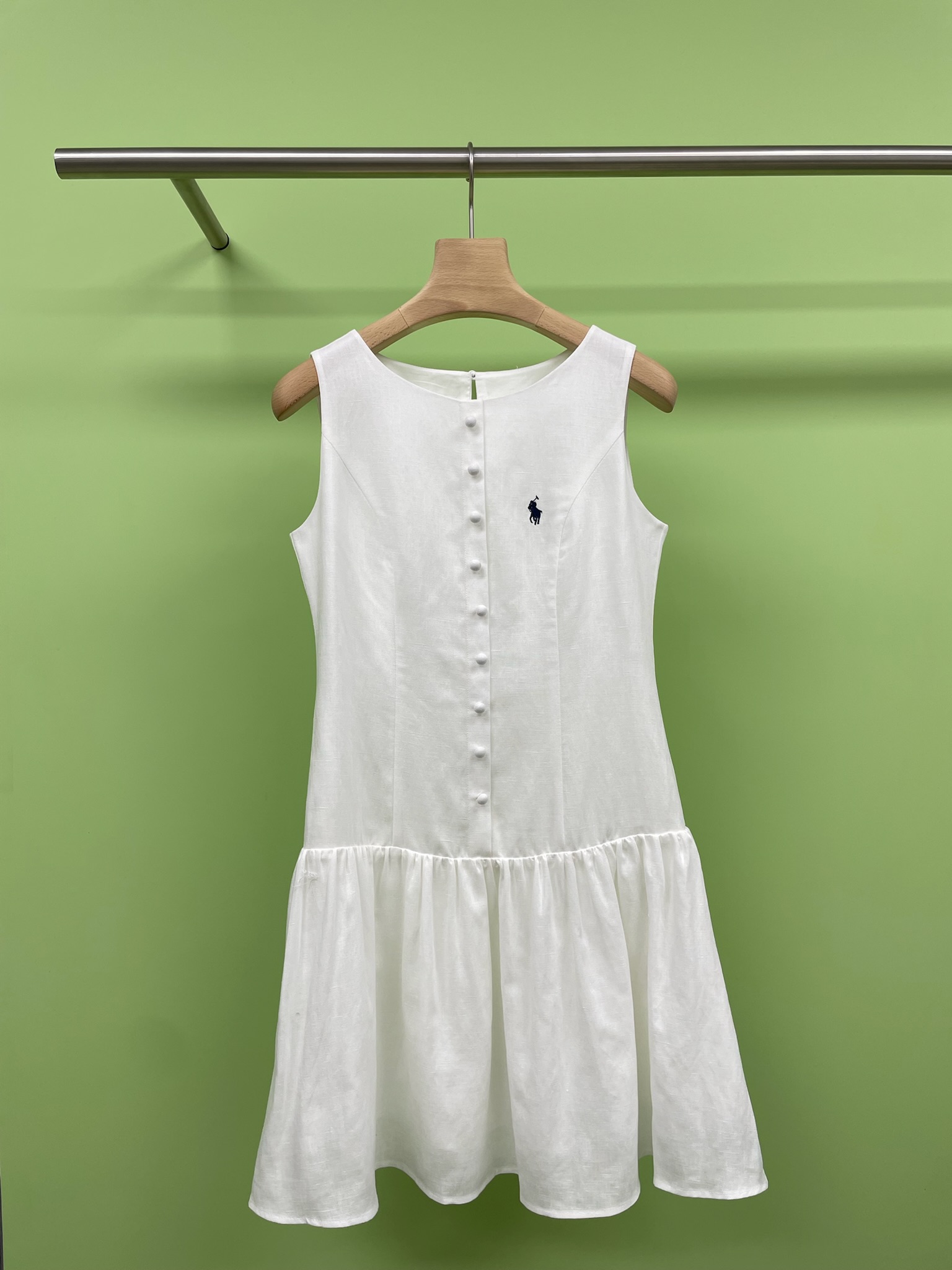 NO:444482,The simple and slim sleeveless A-line slim short skirt is used to interpret the classic with minimalist cut. The single-row cloth buckle is simple but not monotonous. The placket is single-breasted cloth buckle. The back water drop buckle increases the details of the body. It easily breaks the monotony of the white. The upper skirt is made of multiple cut pieces and presents a three-dimensional waist-hugging effect. The upper body has a more lined feeling. The visual makes it look thinner and taller. The lower body is spliced ​​with a small A-line ruffled skirt that swings with your steps. It adds a little girlish playful feeling. It is made of natural linen material, with a clean and comfortable cool feeling, breathable and light, as cool and breathable as a human body air conditioner. Size SML, skirts, alexander wang19860909拉夫减龄简约修身无袖A字显瘦短裙,用极简剪裁诠释经典,单排本布包扣门襟简约但不单调,门襟本布单排扣 后背水滴扣,增加衣身细节 轻松打破白色的单调,上半身裙多个裁片拼接而成所呈现出立体收腰效果 上身更具线条感 视觉更显瘦又显高,下身拼接小A字荷叶边裙摆随着你的步伐摆动增添了些许少女的俏皮感,选用天然亚麻材质,自带干净舒适的清冷感,透气又轻盈,如携身自带人体空调般清凉透气. 码数SML,,skirts,alexander wang,Women's clothing