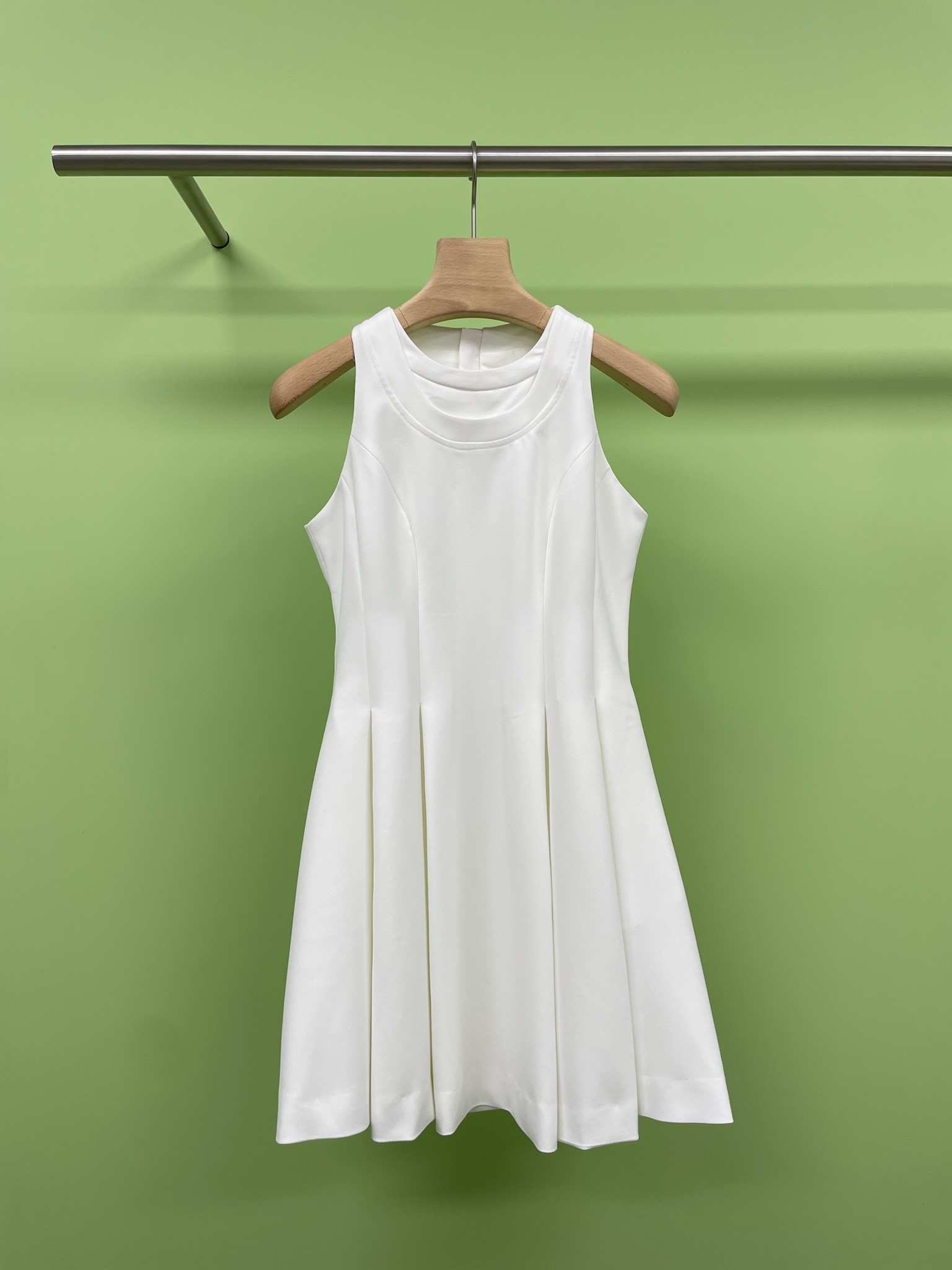 NO:444494,BALMAIN fake neck sleeveless dress is hard to grasp by this white dress. The satin material has a glossy feeling. The sleeveless design reveals the shoulder and neck lines. The hem is just right, and the hem is sweet and cool and balanced. Standing next to the building, you can take a picture with it casually. The urban fashion sense is full of the waist, the waist is really beautiful, the hem is spread out, the breast wrap is quite good, the upper body effect is convex front and back, youthful and energetic. The style of this vest skirt is very versatile and not picky. Whether it is tall or small girls, you can easily control it. Whether it is a date, shopping or attending a party, you can become the focus of the whole audience. SML, balmain, balmain, skirts, alexander wang19860909BALMAIN巴尔曼假领无袖连衣裙,被这件白裙狠狠拿捏,缎面材质自带光泽感,无袖设计露出肩颈线条,裙摆蓬度刚好,甜酷平衡得绝妙,站在建筑旁随手拍,都市时髦感拉满,腰身收得实在是漂亮,下摆散开的蓬蓬度刚刚好,胸部包裹度做的相当好,上身效果就是前凸后翘,青春活力,这款背心裙的版型非常百搭,不挑人,无论是高个子还是小个子女生,都能轻松驾驭,无论是约会、逛街还是参加聚会,你都能成为全场的焦点. 码数SML,,balmain,balmain,skirts,alexander wang,Women's clothing