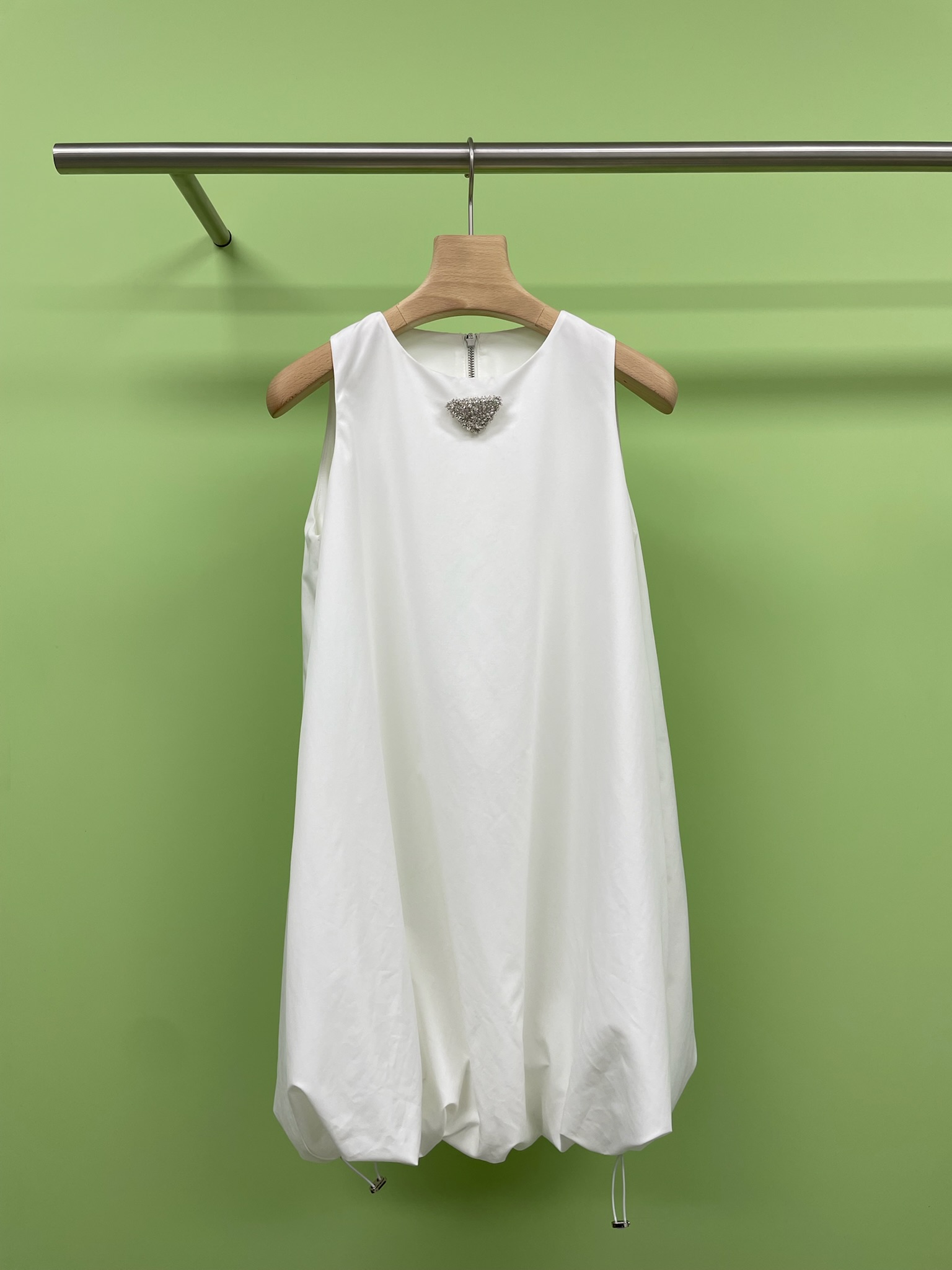 NO:444506,Prada 2025 spring and summer new sleeveless flower bud skirt, full of high-end and sleeveless flower bud vest dress, gentle summer style, this dress is really fairy, sleeveless design, fluffy flower bud vest, loose and slim, tied with gentle long skirt, full of high-end feeling, simple and white, French niche, perfectly interprets tenderness and elegance. When wearing it, it feels like being in the romantic streets of France, every moment exudes a charming atmosphere. The hem of the milky flower bud skirt turns like a small puff, the sleeveless design is cool and lively, and the soft fabric makes the baby feel like it is wrapped in clouds. Who knows the value of white outfits in summer, whether it is going on a trip and taking photos or going out on the street every day, you can wear oxygen to a girl. SML, prada, skirts, alexander wang19860909Prada2025春夏新款无袖花苞裙,高级感满满无袖蓬蓬花苞背心连衣裙,夏日温柔风,这款连衣裙真的太仙了,无袖设计,蓬蓬花苞背心,宽松显瘦,系带温柔长裙,高级感满满,简约又显白,法式小众,完美诠释了温柔与优雅,穿上它,仿佛置身于法国的浪漫街头,每一刻都散发着迷人的气息,奶呼呼的花苞裙摆转起圈像朵小泡芙,无袖设计清凉又显活泼,软乎乎的面料让宝宝像裹在云朵里,谁懂白色穿搭在夏天的含金量,不管是出游拍照还是日常出街,都能穿出氧气少女即视感. 码数SML,,prada,skirts,alexander wang,Women's clothing