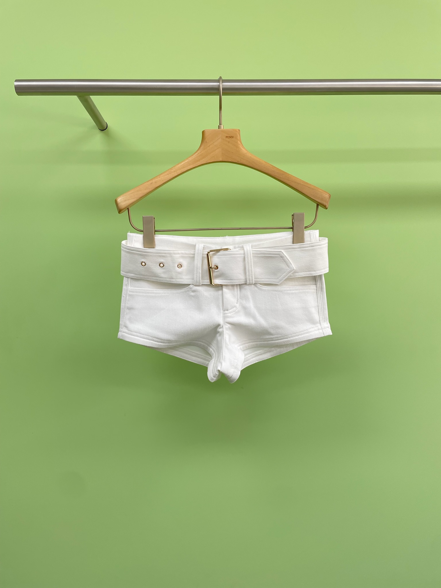 NO:444513,CNLEEWEI Removable Metal Wide Belt White Cow Shorts, a must-have American outfit for hot girls. Today is the one that you wear when you wear it in summer. The design of these high-waisted white hip shorts with belt is really scheming. The high-waisted design can lengthen your leg lines well and make your legs look longer. The belt design is the finishing touch of the whole set, which not only emphasizes your waistline, but also adds a handsome feeling. The choice of white is to make the whole set look refreshing and highlights the fair skin color. The shorts themselves are more ostentatious, so choose a simple style of solid-color tops, so that it will not be too conflicting. If the shoes are matched with heightened white shoes, they are really long legs. Sisters must choose a more comfortable and elastic fabric, so there will be no sense of restraint and easy to grasp the comfort.  SML, shorts, alexander wang19860909CNLEEWEI 可拆金属宽腰带白牛超短裤,辣妹必备美式穿搭,今日搭配夏天就这么穿,这条带腰带的高腰白色包臀短裤,它的设计真的是太有心机了,高腰的设计可以很好地拉长你的腿部线条,让你的腿部看起来更加修长,而腰带的设计则是整套搭配的点睛之笔,不仅可以强调出你的腰线,还可以增加一份帅气的感觉,白色的选择则是为了让整套搭配看起来更加清爽,也更能突出你肤色的白皙,短裤本身是比较张扬所以选择纯色上衣简约的款式搭配,这样不会太冲突,鞋子如果搭配增高的小白鞋那真的是大长腿,姐妹们一定要选择比较舒服有弹力的面料,这样就不会有束缚感,轻松拿捏舒适度. 码数SML,,shorts,alexander wang,Women's clothing