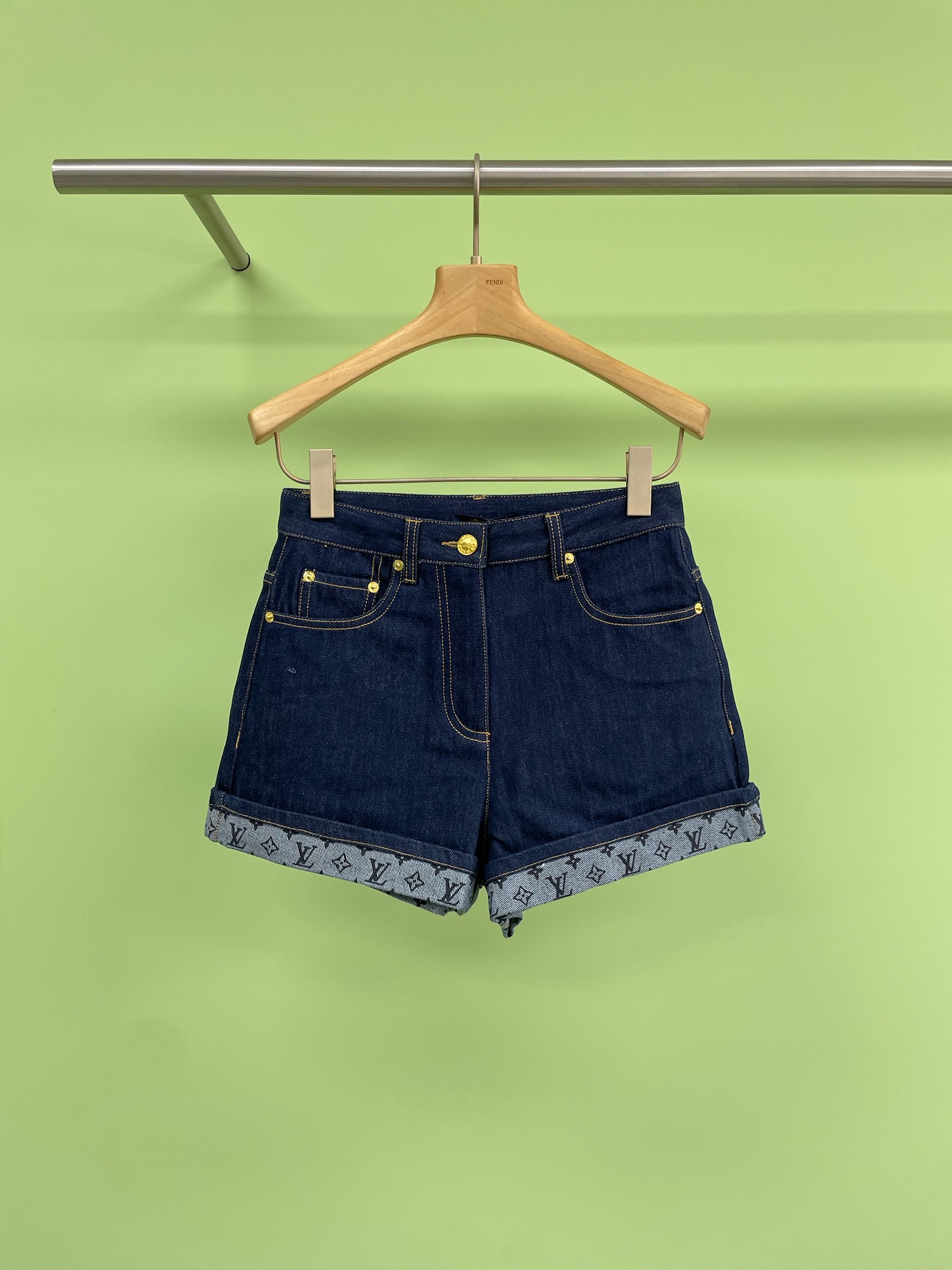 NO:445414,LV new women's flip indigo yellow line straight denim mini shorts, must-have hot girls denim shorts in summer, hot summer, how can you miss a pair of sexy hot girls shorts? This straight denim shorts perfectly fit the female body, full of elasticity, allowing you to stretch freely, simple blue, can easily control whether it is daily travel or party carnival, hip-covering design, cleverly covers the belly, reveals the perfect curves, and make you full of confidence. Straight-mounted style, lengthens the leg lines, instantly transform into long legs, high waist design, optimizes body proportions, and makes your figure more eye-catching. This shorts are definitely a versatile choice in the summer wardrobe, allowing you to wear it easily every day and go out beautifully. SML,,louis vuitton, shorts,alexander wang19860909LV新款女士翻边靛蓝黄线直筒牛仔迷你短裤,夏日必备辣妹牛仔短裤,夏日炎炎,怎能少了一条性感辣妹短裤,这款直筒牛仔短裤,完美贴合女性身形,弹力十足,让你自在舒展,简约蓝色,无论是日常出行还是派对狂欢,都能轻松驾驭,包臀设计,巧妙遮掩小肚腩,展露完美曲线,让你自信满满,直筒版型,拉长腿部线条,瞬间变身大长腿,高腰设计,优化身体比例,让你的身材更加吸睛,这款短裤,绝对是夏季衣橱里的百搭之选,让你每天都能轻松穿搭,美美出门. 码数SML,,louis vuitton,shorts,alexander wang,Women's clothing