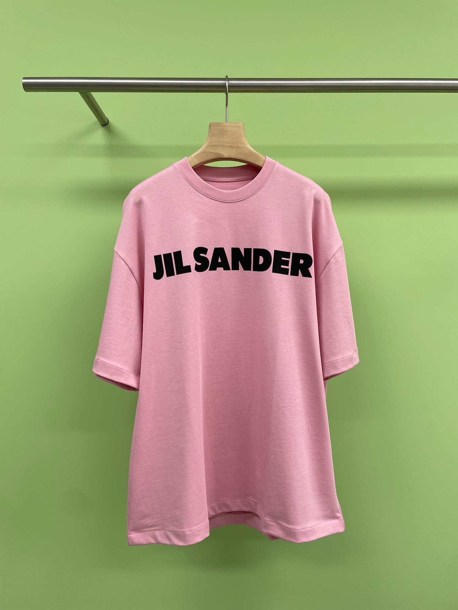 NO:445437,Jilsander capsule series has added new colors, treasure JIL simple letter short sleeves, JIL's short sleeves adopt minimalist niche style patch letter JIL print. The letter print seems simple, but it adds a unique sense of fashion to the whole dress. It is not ostentatious but unforgettable at a glance. This simple design style can be easily controlled by both boys and girls. Don't hesitate, hurry up and buy this JIL simple letter short sleeves to make yourself beautiful this summer. SML, jil sander, T-shirt, alexander wang19860909Jilsander胶囊系列又添新颜色,宝藏JIL简约字母短袖,JIL这件短袖采用了极简小众风格贴布字母JIL印花,字母印花看似简单,却为整件衣服增添了独特的时尚感,不张扬却又让人一眼难忘,这种简约的设计风格,无论是男生还是女生穿着,都能轻松驾驭,宝子们别再犹豫啦,赶紧入手这件JIL简约字母短袖,让自己在这个夏天美出新高度. 码数SML,,jil sander,T-shirt,alexander wang,Women's clothing