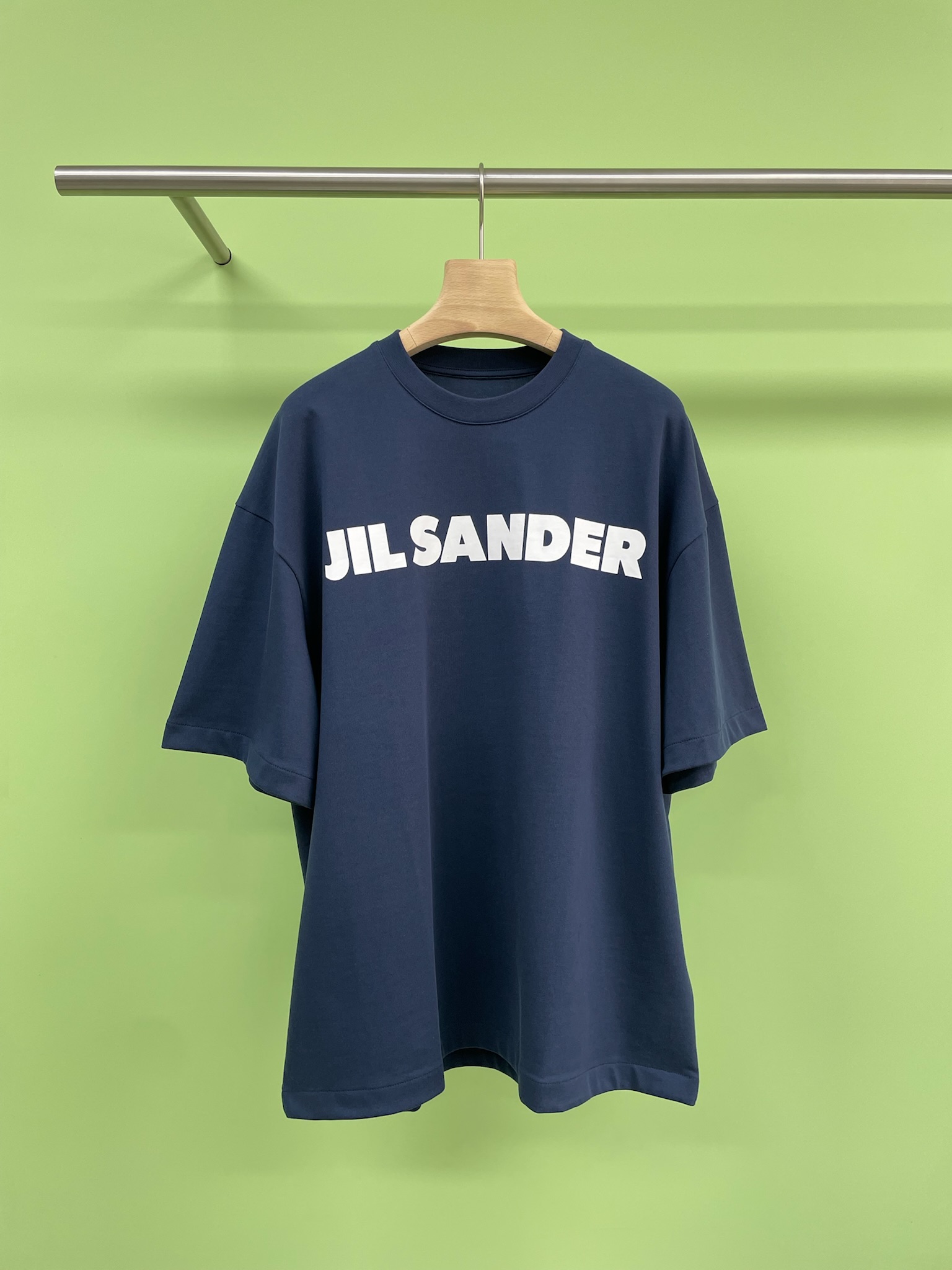 NO:445447,Jilsander capsule series has added new colors, treasure JIL simple letter short sleeves, JIL's short sleeves adopt minimalist niche style patch letter JIL print. The letter print seems simple, but it adds a unique sense of fashion to the whole dress. It is not ostentatious but unforgettable at a glance. This simple design style can be easily controlled by both boys and girls. Don't hesitate, hurry up and buy this JIL simple letter short sleeves to make yourself beautiful this summer. SML, jil sander, T-shirt, alexander wang19860909Jilsander胶囊系列又添新颜色,宝藏JIL简约字母短袖,JIL这件短袖采用了极简小众风格贴布字母JIL印花,字母印花看似简单,却为整件衣服增添了独特的时尚感,不张扬却又让人一眼难忘,这种简约的设计风格,无论是男生还是女生穿着,都能轻松驾驭,宝子们别再犹豫啦,赶紧入手这件JIL简约字母短袖,让自己在这个夏天美出新高度. 码数SML,,jil sander,T-shirt,alexander wang,Women's clothing