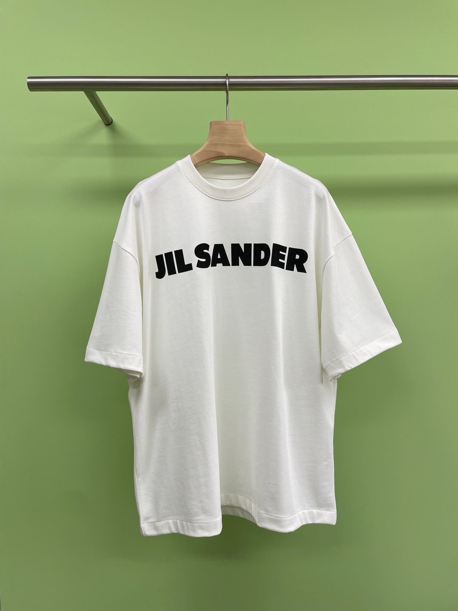 NO:445455,Jilsander capsule series has added new colors, treasure JIL simple letter short sleeves, JIL's short sleeves adopt minimalist niche style patch letter JIL print. The letter print seems simple, but it adds a unique sense of fashion to the whole dress. It is not ostentatious but unforgettable at a glance. This simple design style can be easily controlled by both boys and girls. Don't hesitate, hurry up and buy this JIL simple letter short sleeves to make yourself beautiful this summer. SML, jil sander, T-shirt, alexander wang19860909Jilsander胶囊系列又添新颜色,宝藏JIL简约字母短袖,JIL这件短袖采用了极简小众风格贴布字母JIL印花,字母印花看似简单,却为整件衣服增添了独特的时尚感,不张扬却又让人一眼难忘,这种简约的设计风格,无论是男生还是女生穿着,都能轻松驾驭,宝子们别再犹豫啦,赶紧入手这件JIL简约字母短袖,让自己在这个夏天美出新高度. 码数SML,,jil sander,T-shirt,alexander wang,Women's clothing