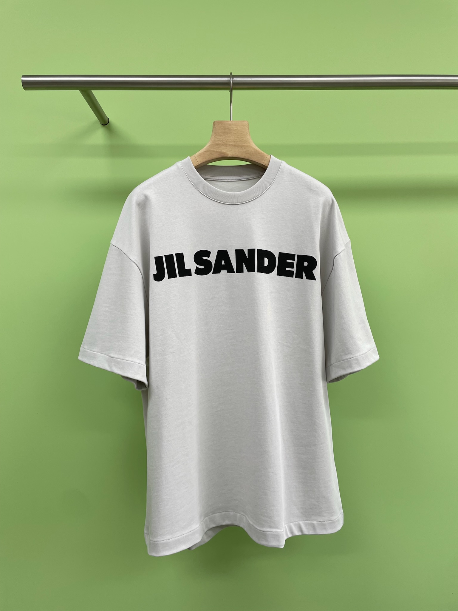 NO:445415,Jilsander capsule series has added new colors, treasure JIL simple letter short sleeves, JIL's short sleeves adopt minimalist niche style patch letter JIL print. The letter print seems simple, but it adds a unique sense of fashion to the whole dress. It is not ostentatious but unforgettable at a glance. This simple design style can be easily controlled by boys and girls. Don't hesitate, hurry up and buy this JIL simple letter short sleeves to make yourself beautiful this summer. SML, jil sander, T-shirt, alexander wang19860909Jilsander胶囊系列又添新颜色,宝藏JIL简约字母短袖,JIL这件短袖采用了极简小众风格贴布字母JIL印花,字母印花看似简单,却为整件衣服增添了独特的时尚感,不张扬却又让人一眼难忘,这种简约的设计风格,无论是男生还是女生穿着,都能轻松驾驭,宝子们别再犹豫啦,赶紧入手这件JIL简约字母短袖,让自己在这个夏天美出新高度. 码数SML,,jil sander,T-shirt,alexander wang,Women's clothing